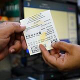 Boricuas sueñan con pegarse en el Powerball para “salir del hoyo”