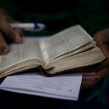 Mujer denuncia a su vecina por agredirla y romperle su biblia 