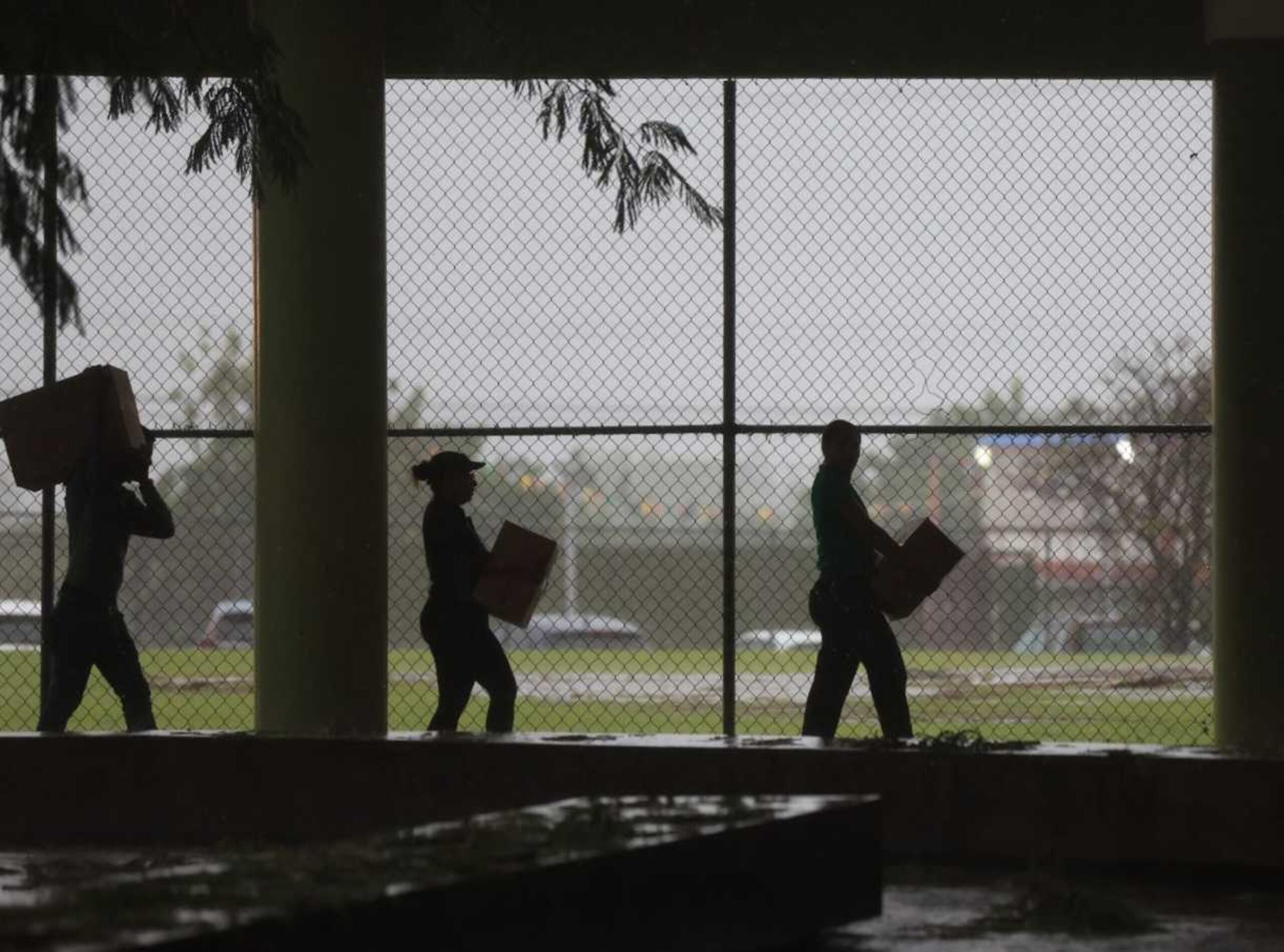 Refugio en la escuela Carlos Colón Burgos, en Salinas.