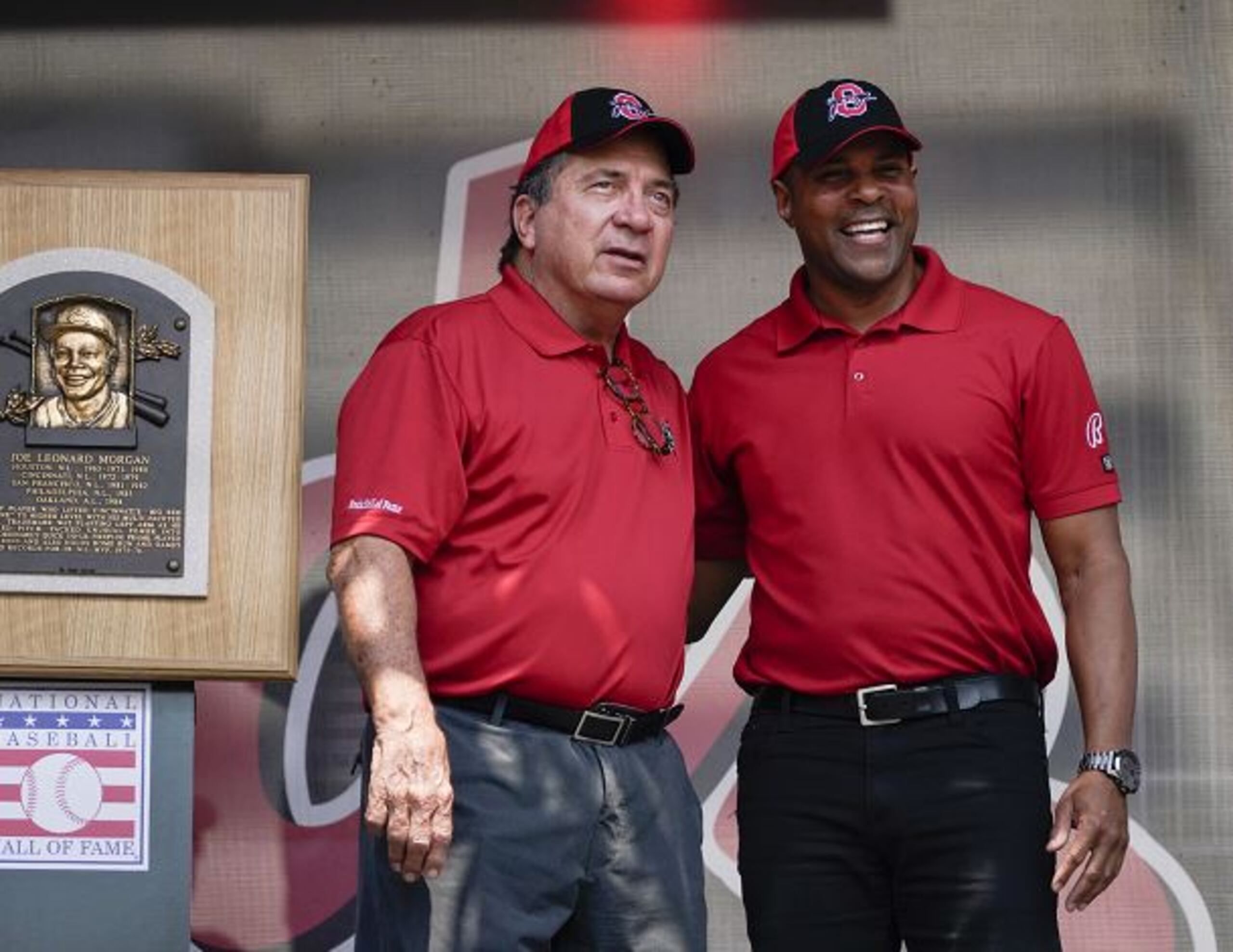 Johnny Bench y Barry Larkin aparecen aquí durante una previa actividad del Salón de la Fama del Béisbol. Este miércoles, el original "Pudge" no podrá estar presente en la ceremonia de exaltación de Derek Jeter y Larry Walker, entre otras figuras.