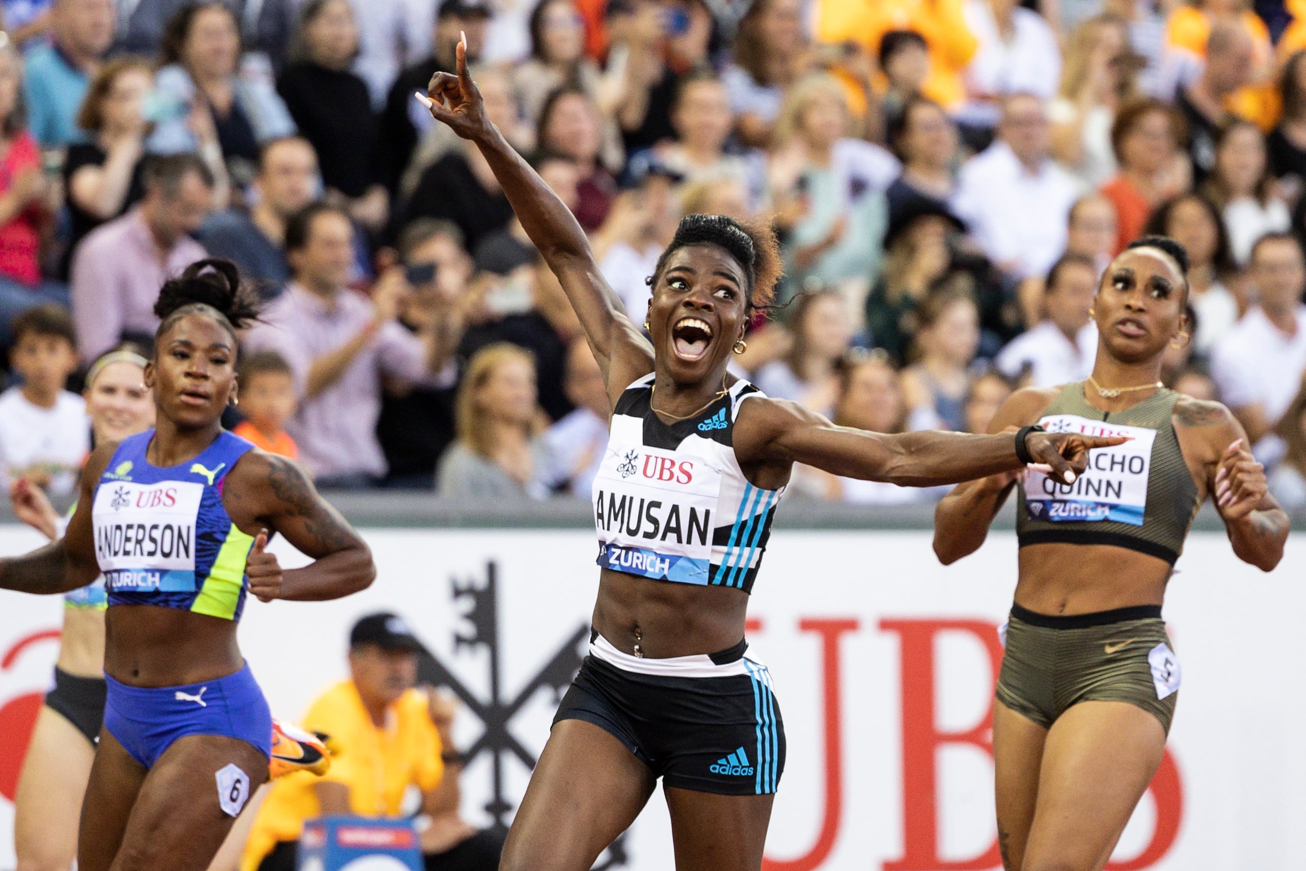 Jasmine Camacho Quinn, a la derecha, cruzó la meta en la cuarta posición en la final de los 100 metros con vallas de la Liga Diamante.