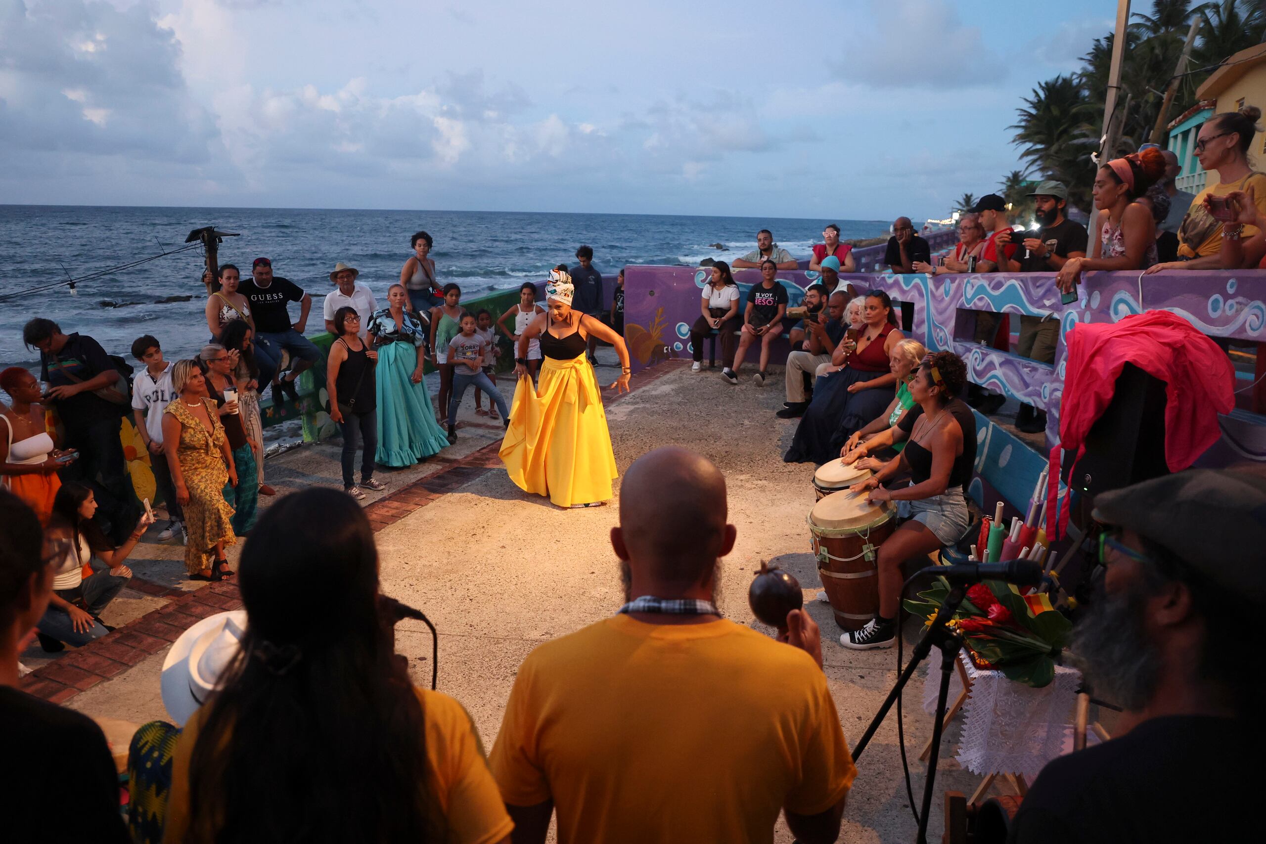 Todos los viernes a partir de las 5:00 de la tarde se toca y se baila bomba en el Batey OCmunitario La Plaza del Negro en La Perla. (vanessa.serra@gfrmedia.com)