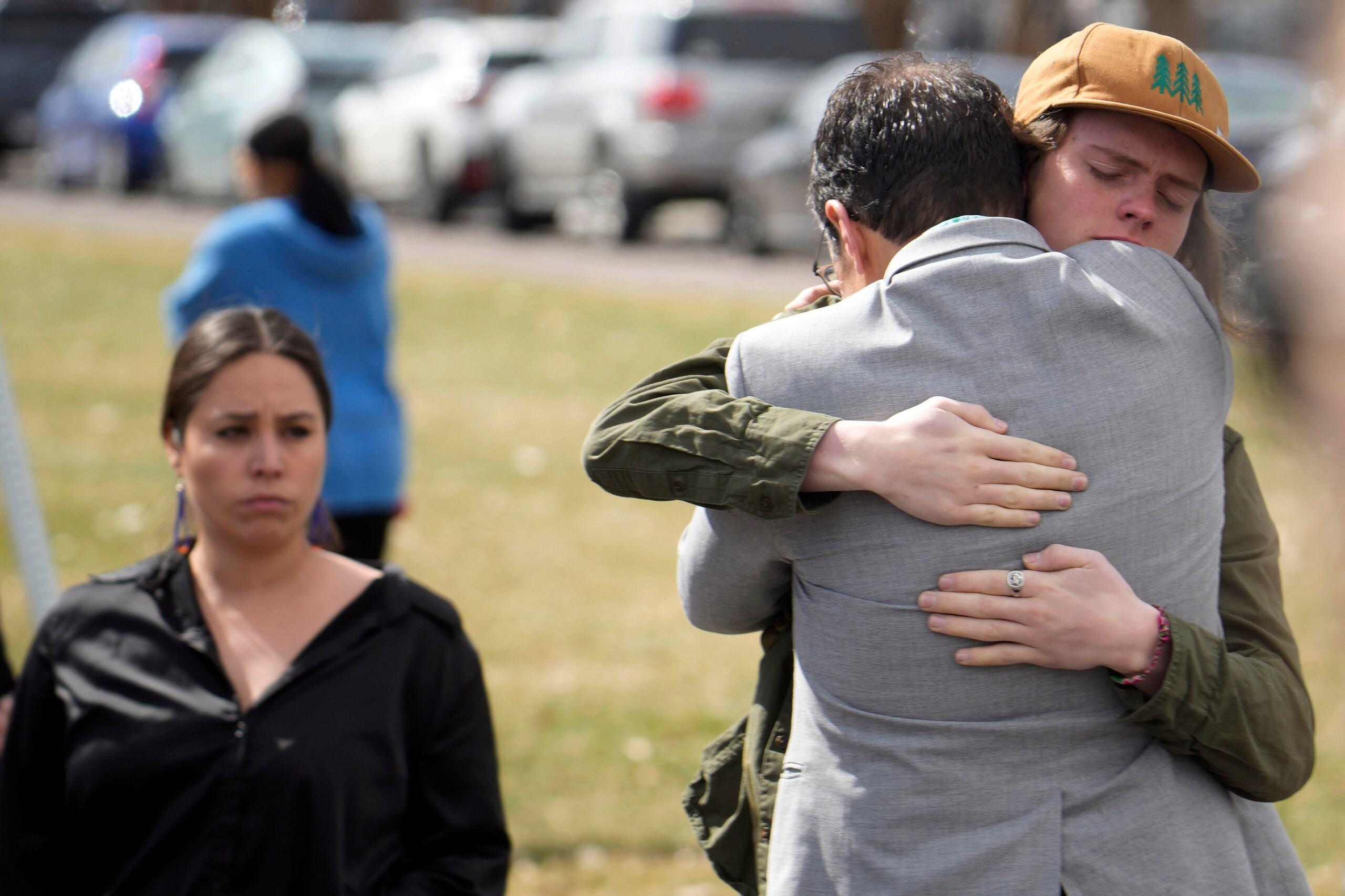 Decenas de docentes, padres y madres, por segundo día consecutivo, hicieron una manifestación frente al Capitolio de Colorado exigiendo que los legisladores apoyen leyes para la prevención de violencia con armas de fuego. (AP Photo/David Zalubowski)