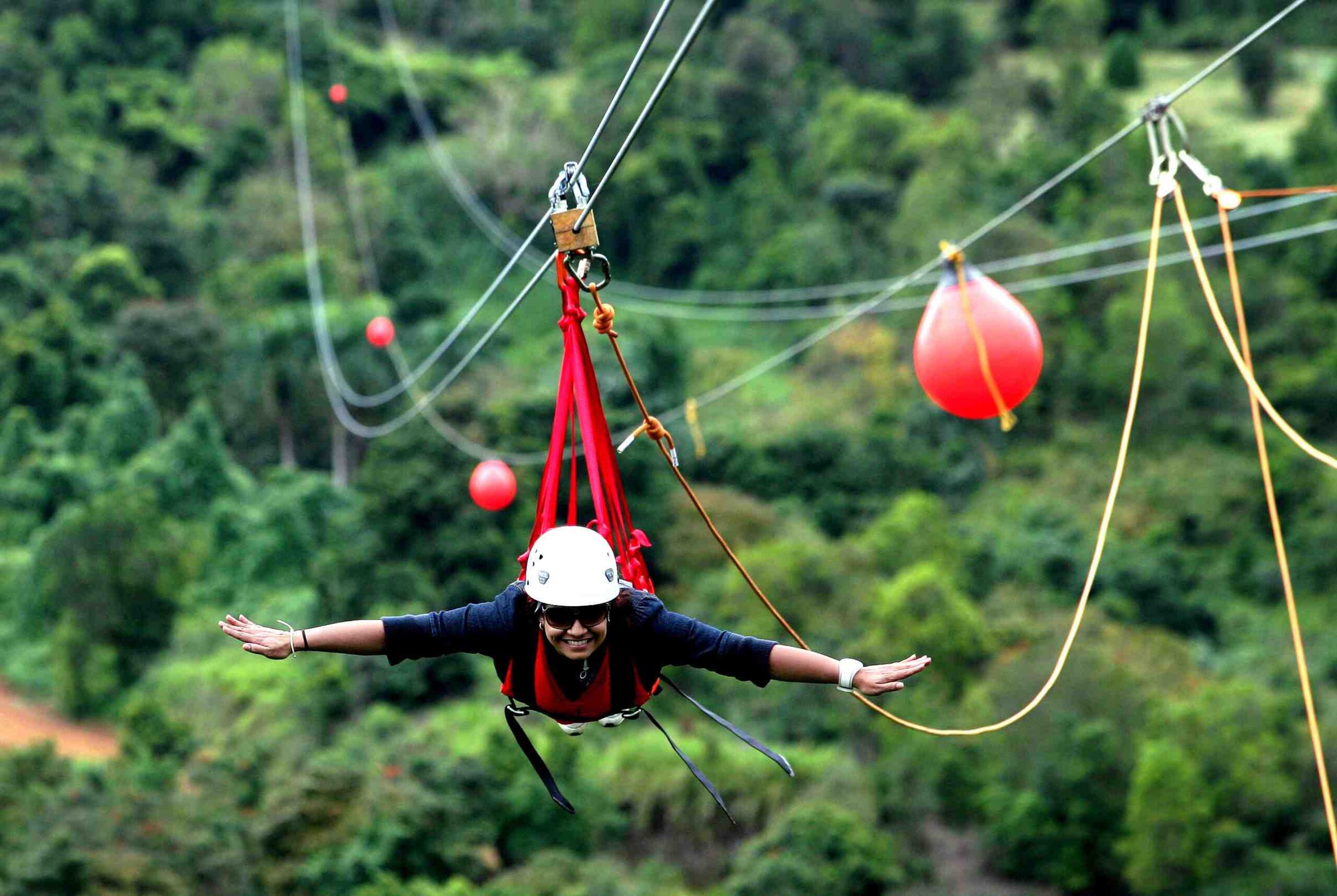 El "zip-line" más largo del mundo se hizo con una inversión por parte de Toro Verde, que diseñó el que está en Orocovis, arriba, de $2,500 millones. (GFR Media)