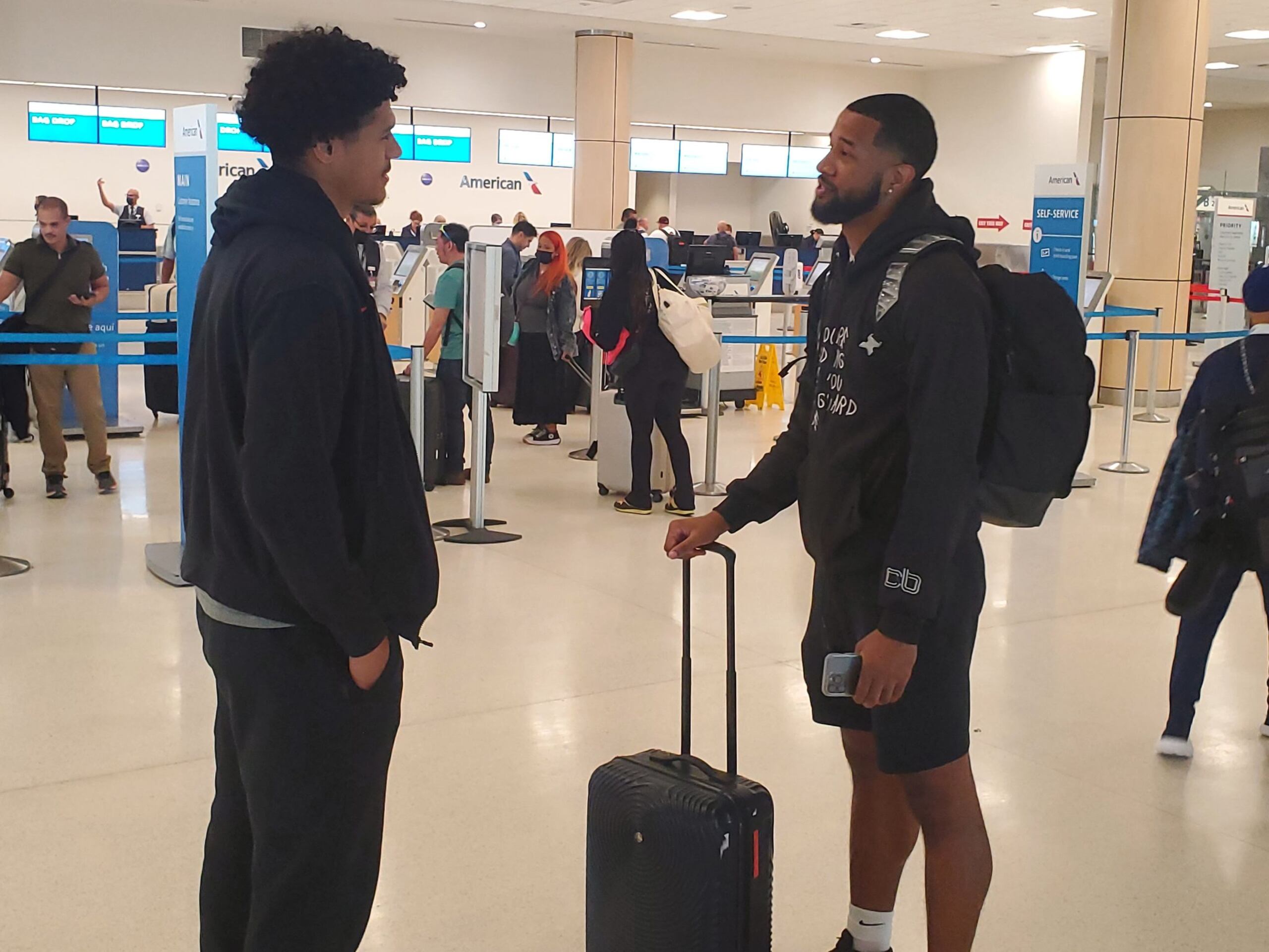 Jordan Howard y Chris Ortiz, en el aeropuerto Luis Muñoz Marín este jueves para hacer un periodo de preparación en Miami previo a los dos juegos de clasificación para el Mundial.