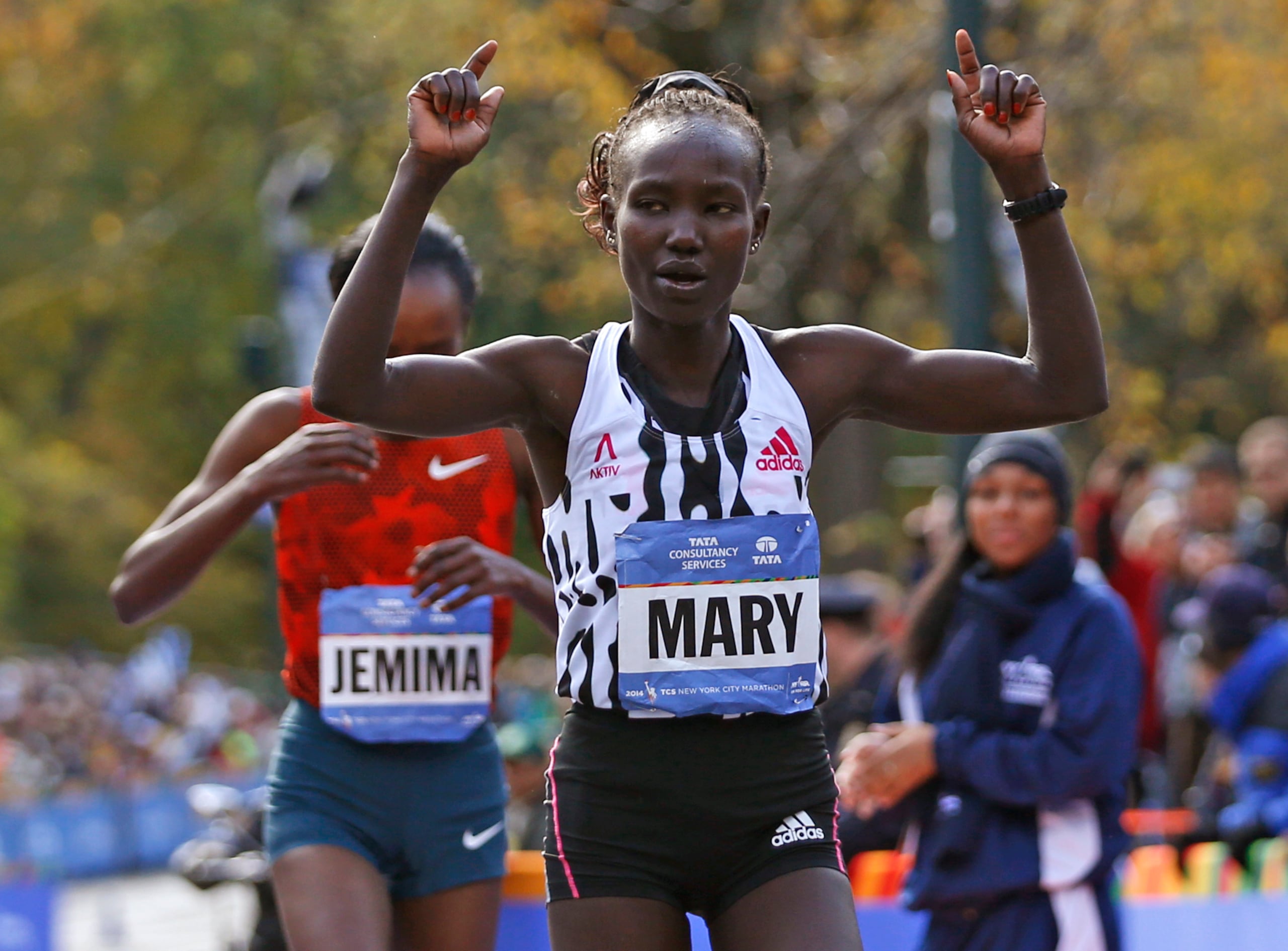 Mary Keitany alza los brazos tras ganar el Maratón de Nueva York el 2 de noviembre del 2014. Fue el primero de cuatro maratones neoyorquinos que conquistó. También se alzó con tres de Londres.