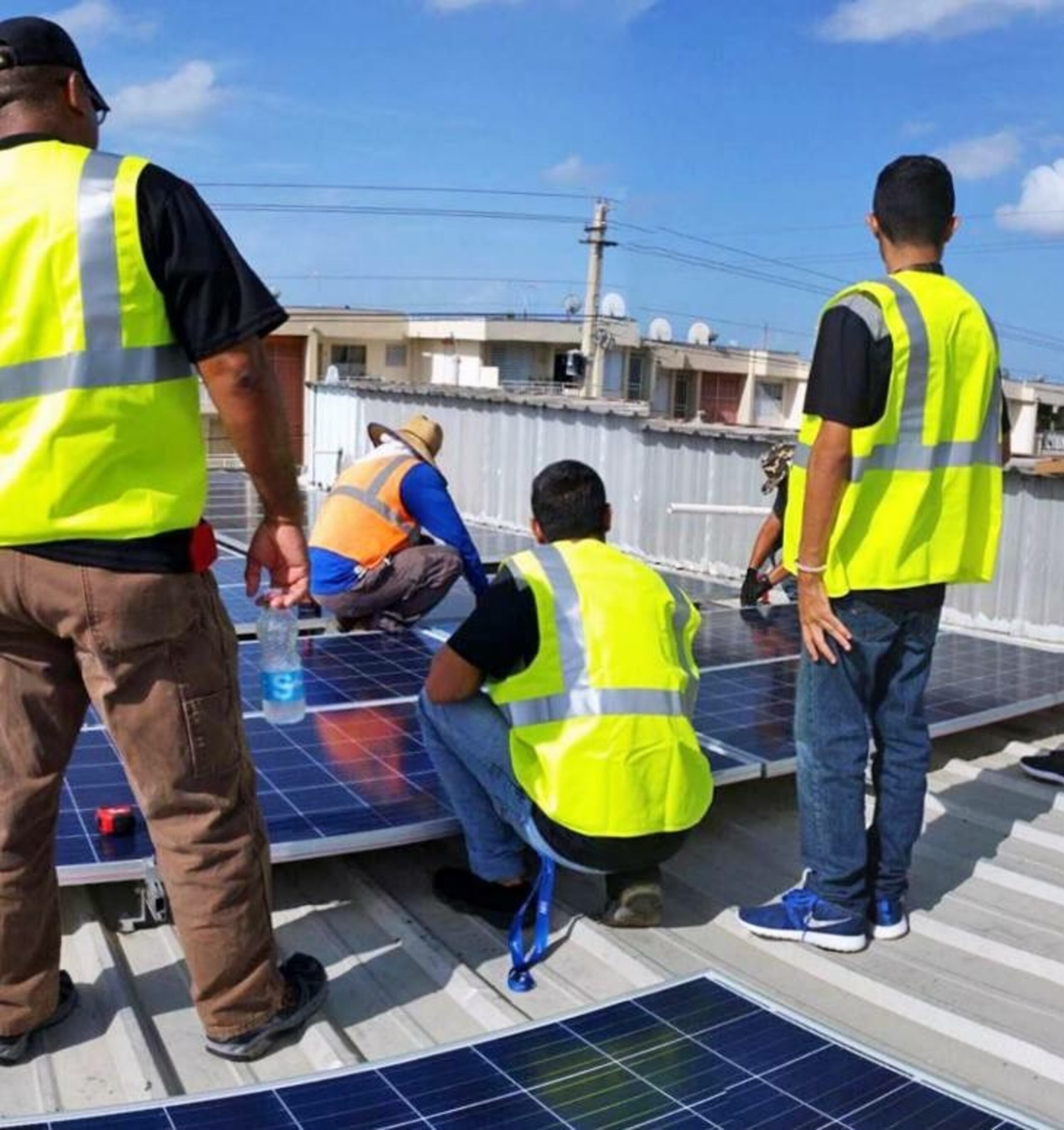 La Escuela Técnica de Electricidad prepara a técnicos dirigidos a los campos de la industria con los conocimientos y destrezas necesarias para contribuir al continuo desarrollo de la isla.