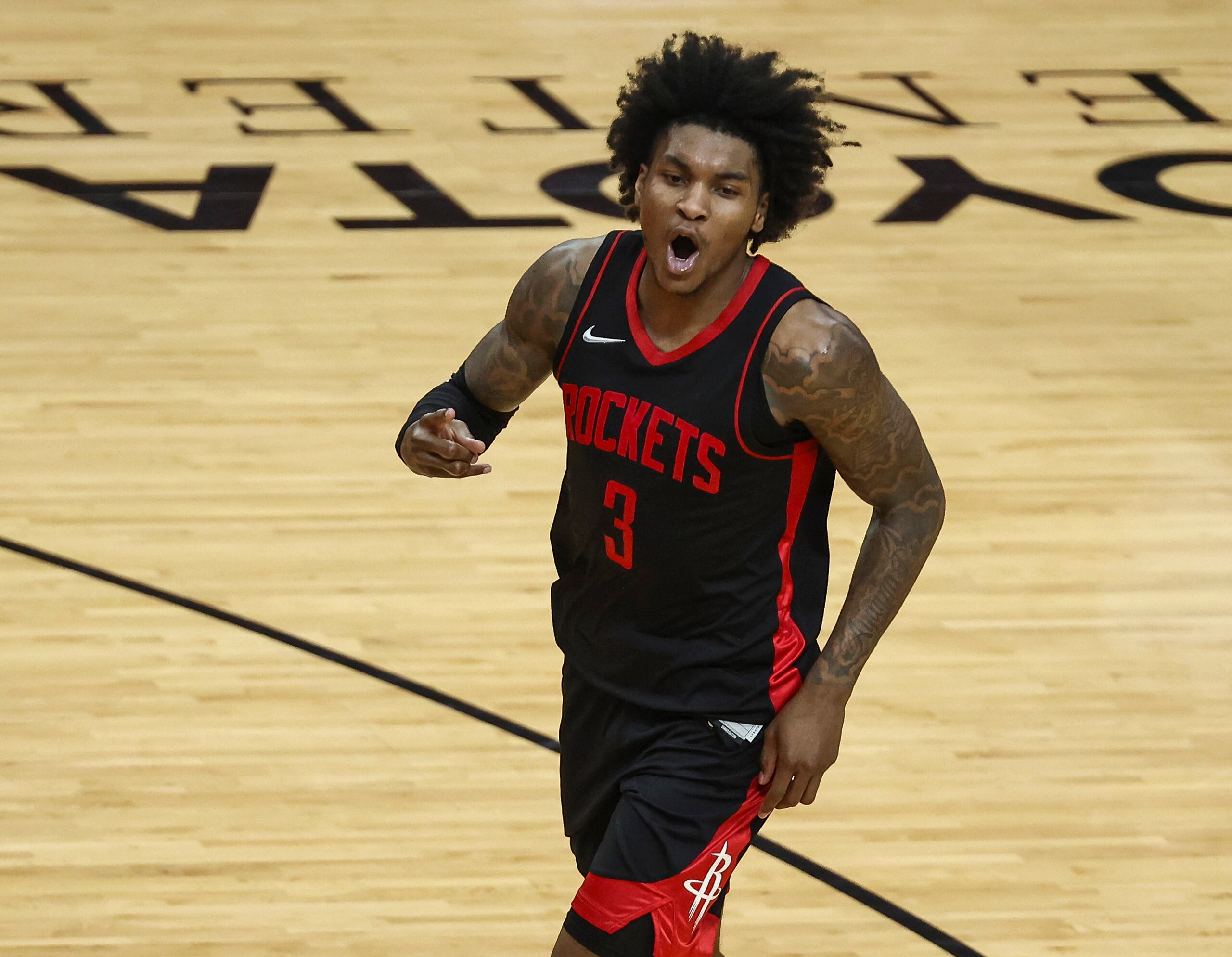 Kevin Porter Jr., base de los Rockets de Houston, celebra luego de atinar un triple ante los Bucks de Milwaukee.