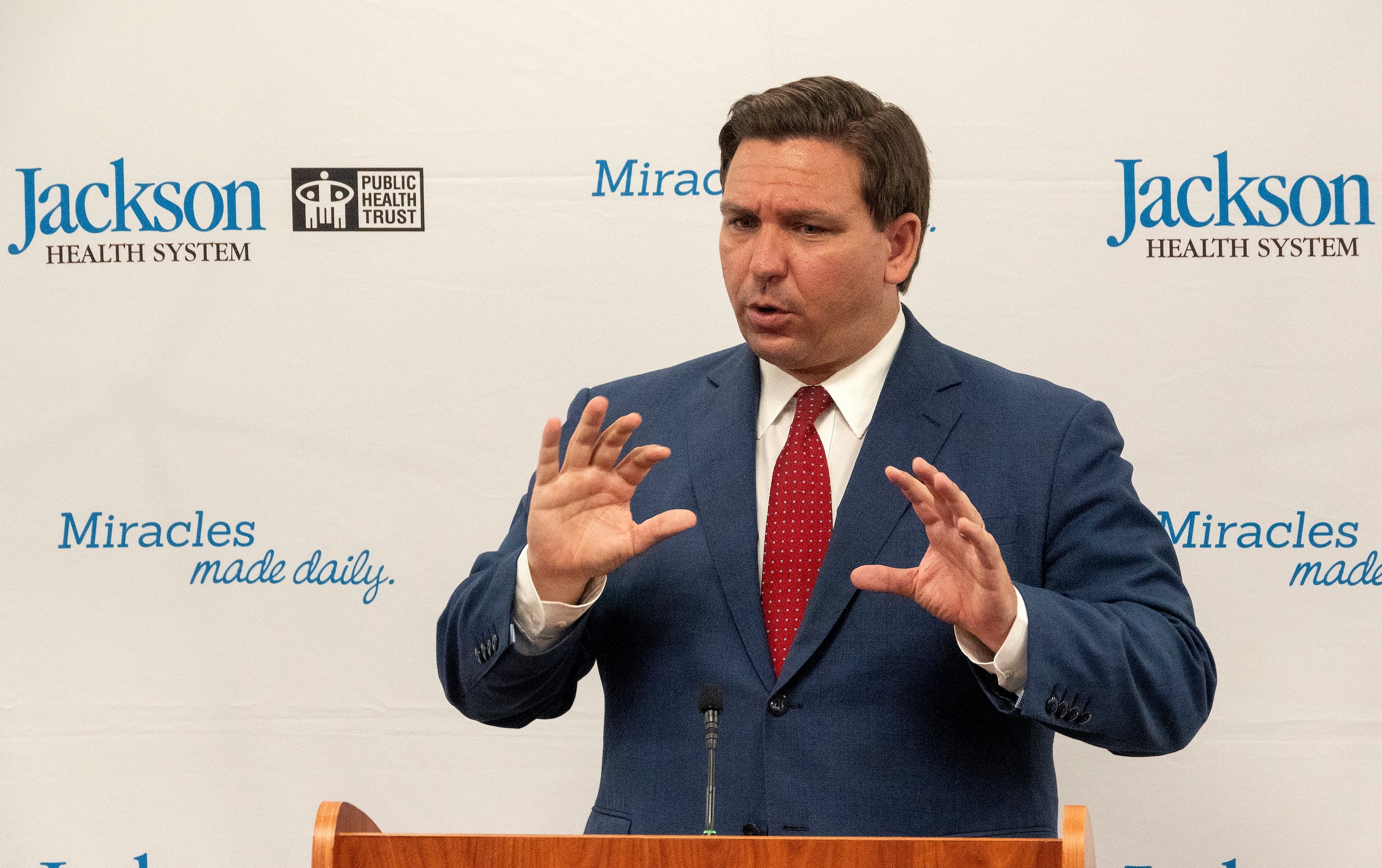 El gobernador de Florida, Ron DeSantis, firmó la ley el martes.