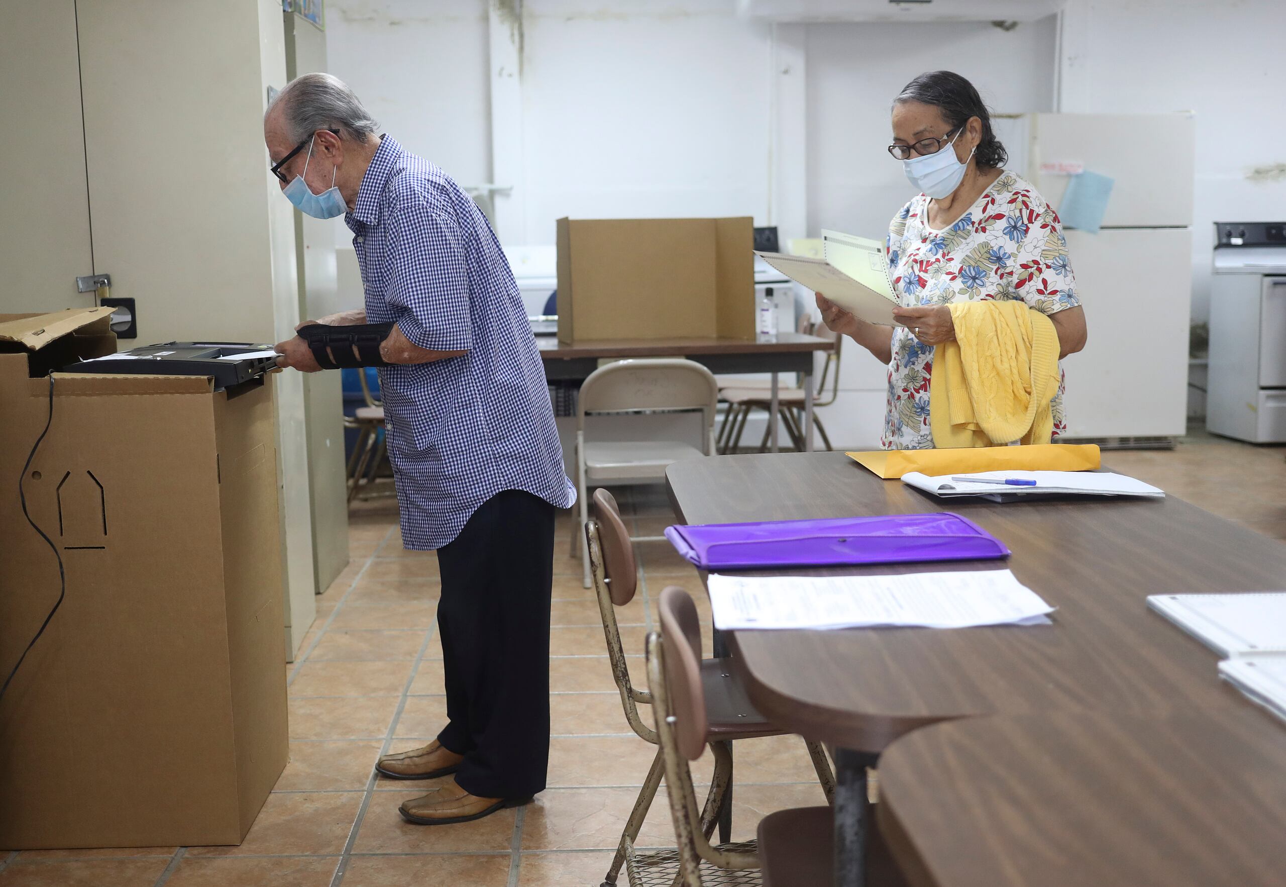 Voto adelantado de primarias del PNP en la escuela Juan Jose Ozuna en Hato Rey. En la foto, Pablo Ramos y su esposa Carmen Valcárcel.