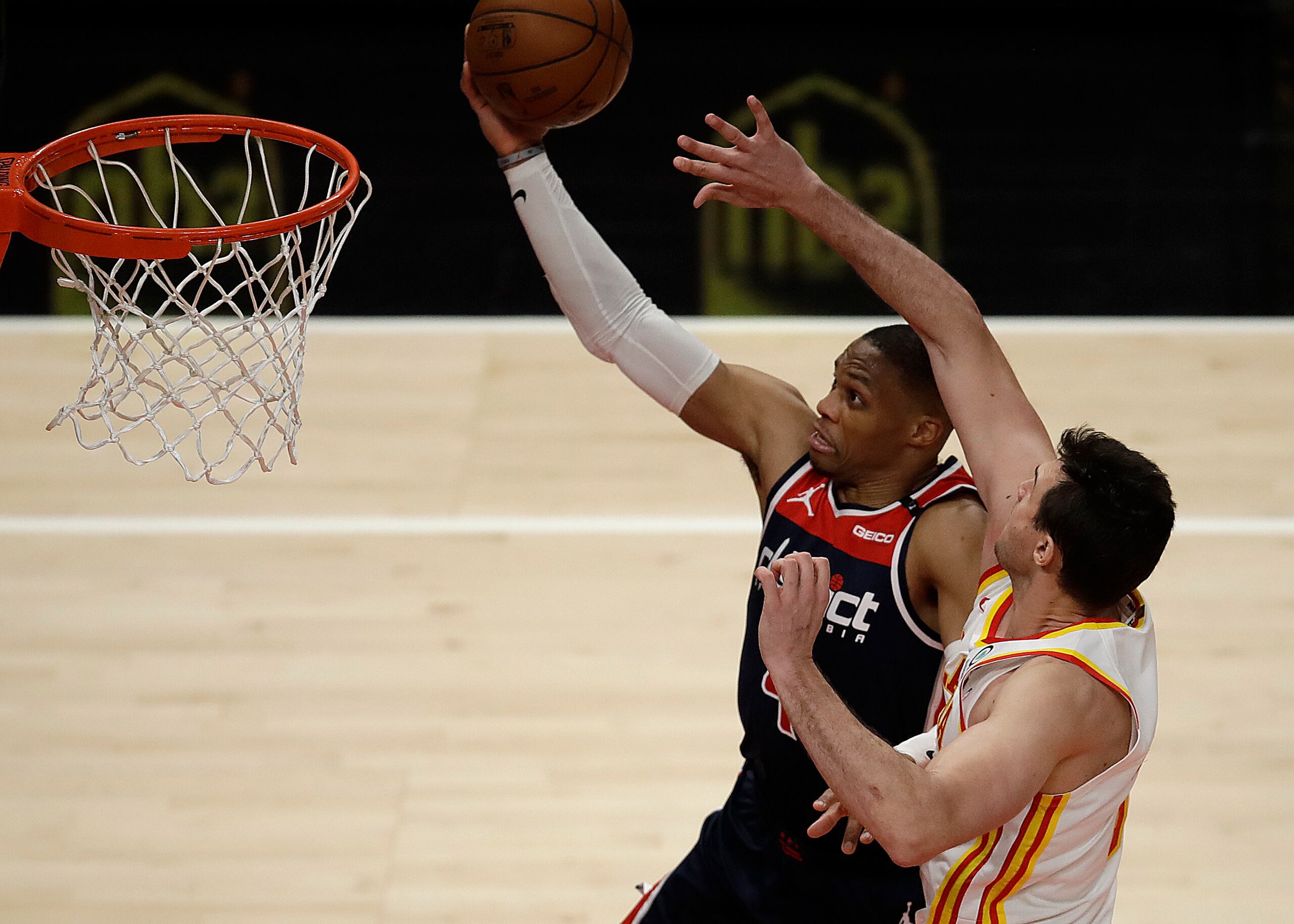 Russell Westbrook de los Wizards de Washington, se levanta para colar un 'layup' ante la defensa de Danilo Gallinari, de los Hawks de Atlanta.