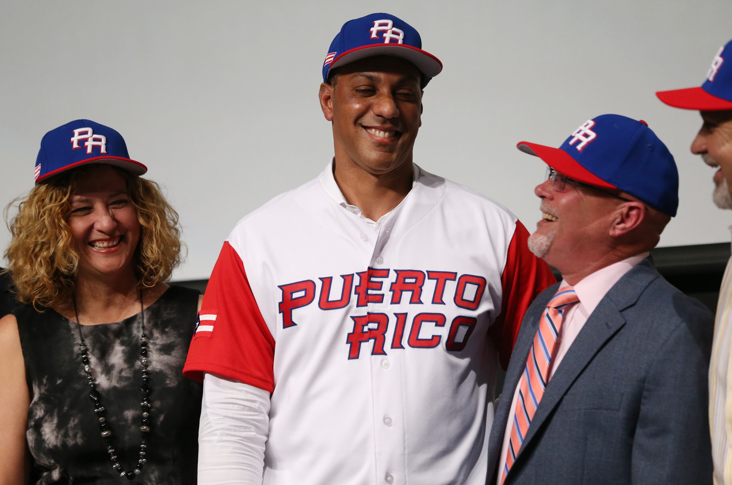 Desde la izquierda, Sara Rosario, presidenta del Comité Olímpico de Puerto Rico; Juan 'Igor' González; y el Dr. José Quiles, presidente de la Federación de Béisbol de Puerto RIco. González llevó a Puerto Rico a ganar el oro en los Juegos Centroamericanos y del Caribe de Barranquilla 2018.