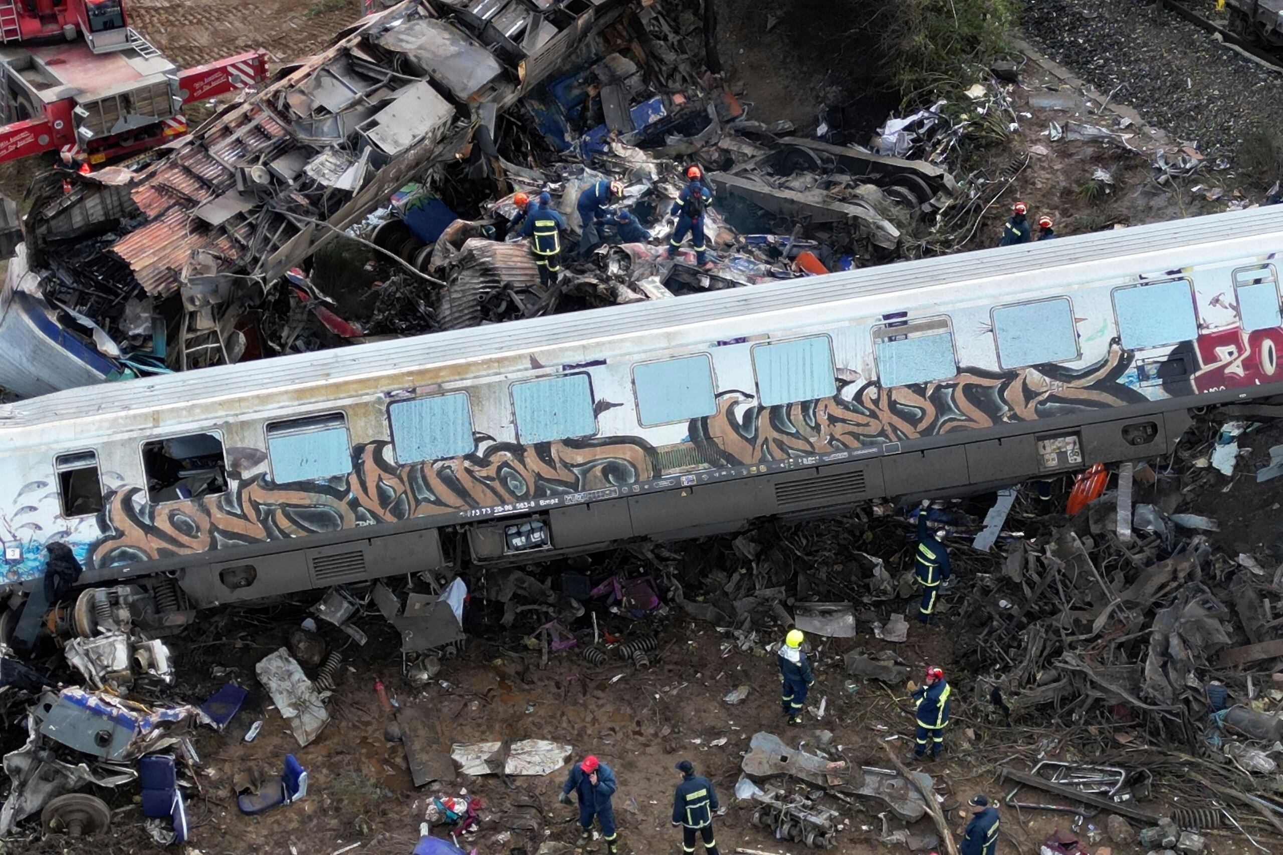 Uno de los trenes, que iba en dirección de Atenas a Salónica, transportaba 350 pasajeros, muchos de ellos estudiantes que regresaban de las estridentes celebraciones de Carnaval que acontecieron el pasado fin de semana.