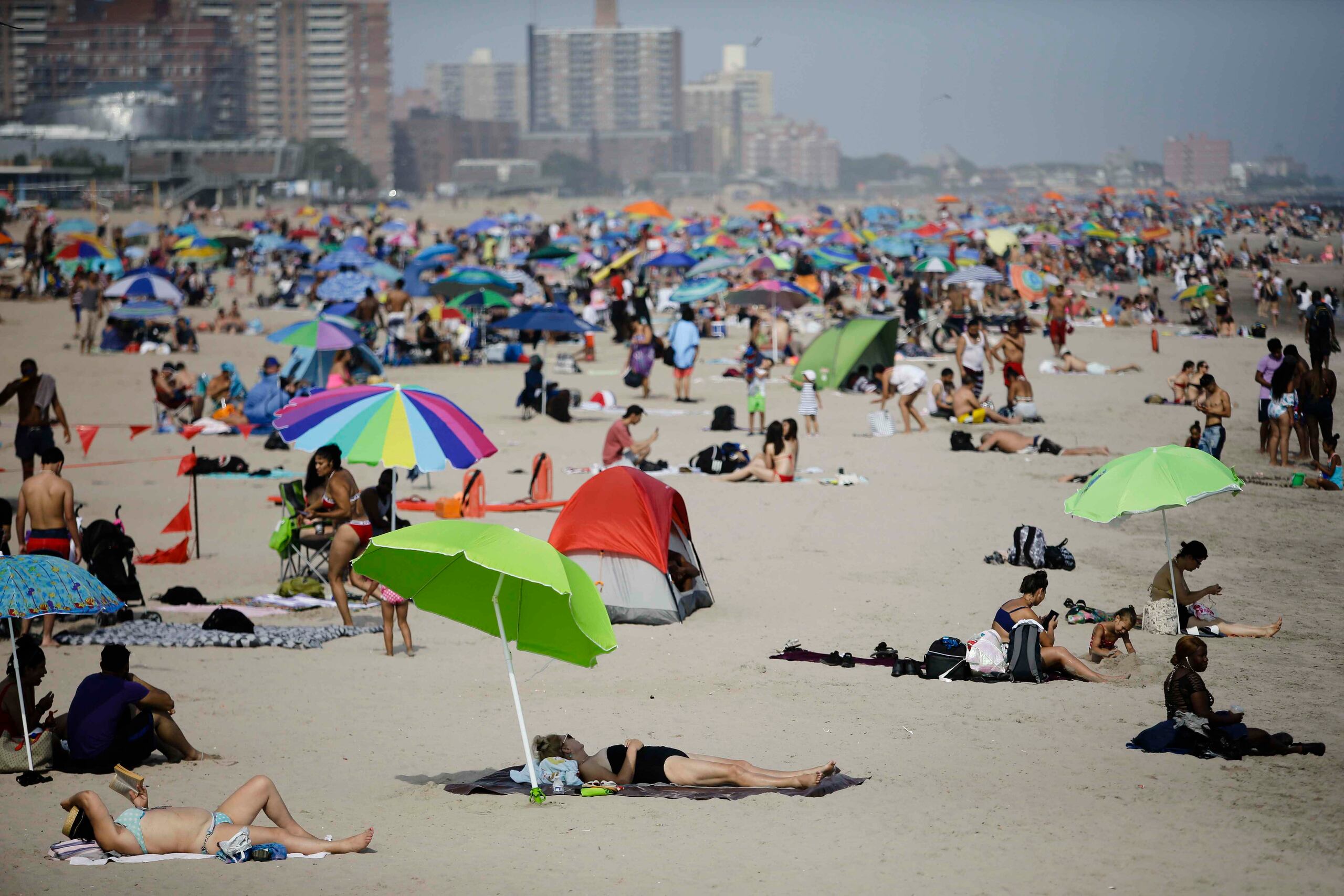 Una playa en Coney Island. (AP)