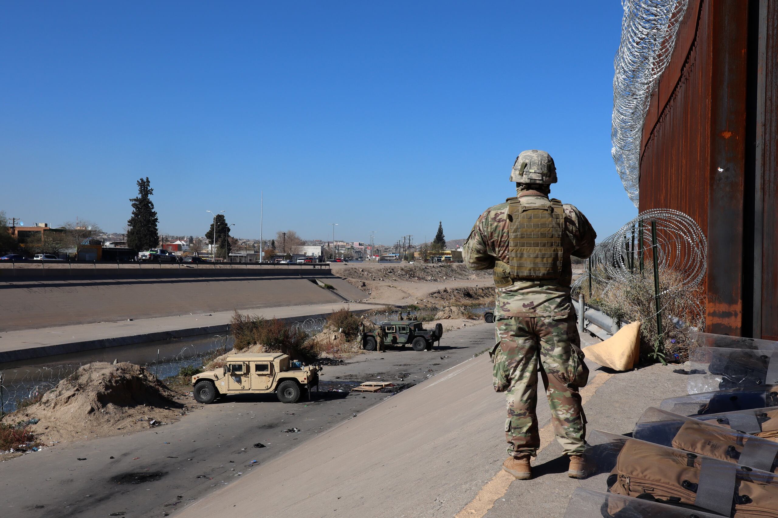 Un integrante de la Guardia Nacional estadounidense vigila en la valla fronteriza de El Paso, Texas, frente a Ciudad Juárez, México. (Archivo/EFE/Octavio Guzmán)