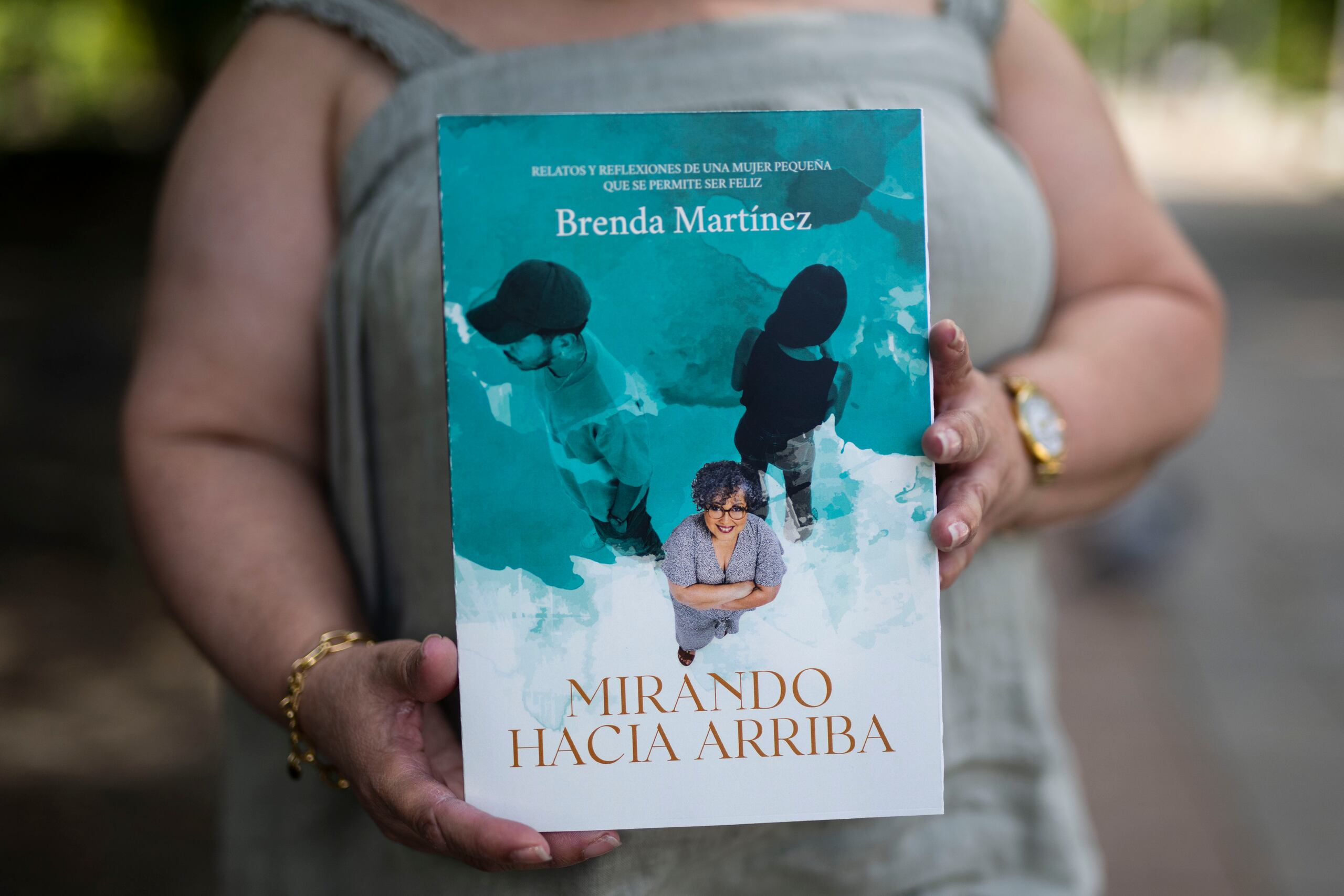 Brenda Martínez espera que su libro, "Mirando hacia arriba", pueda continuar aportando a disminuir opiniones arcaicas sobre personas con enanismo y acabar con las actitudes que menoscaban la dignidad de estos individuos.