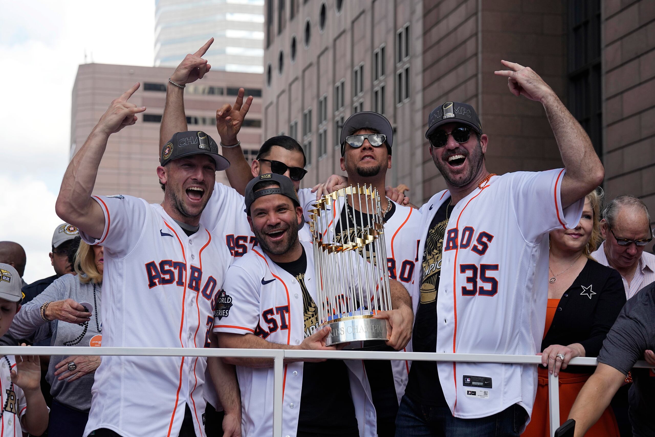 José Altuve sostiene el trofeo junto a otros compañeros.