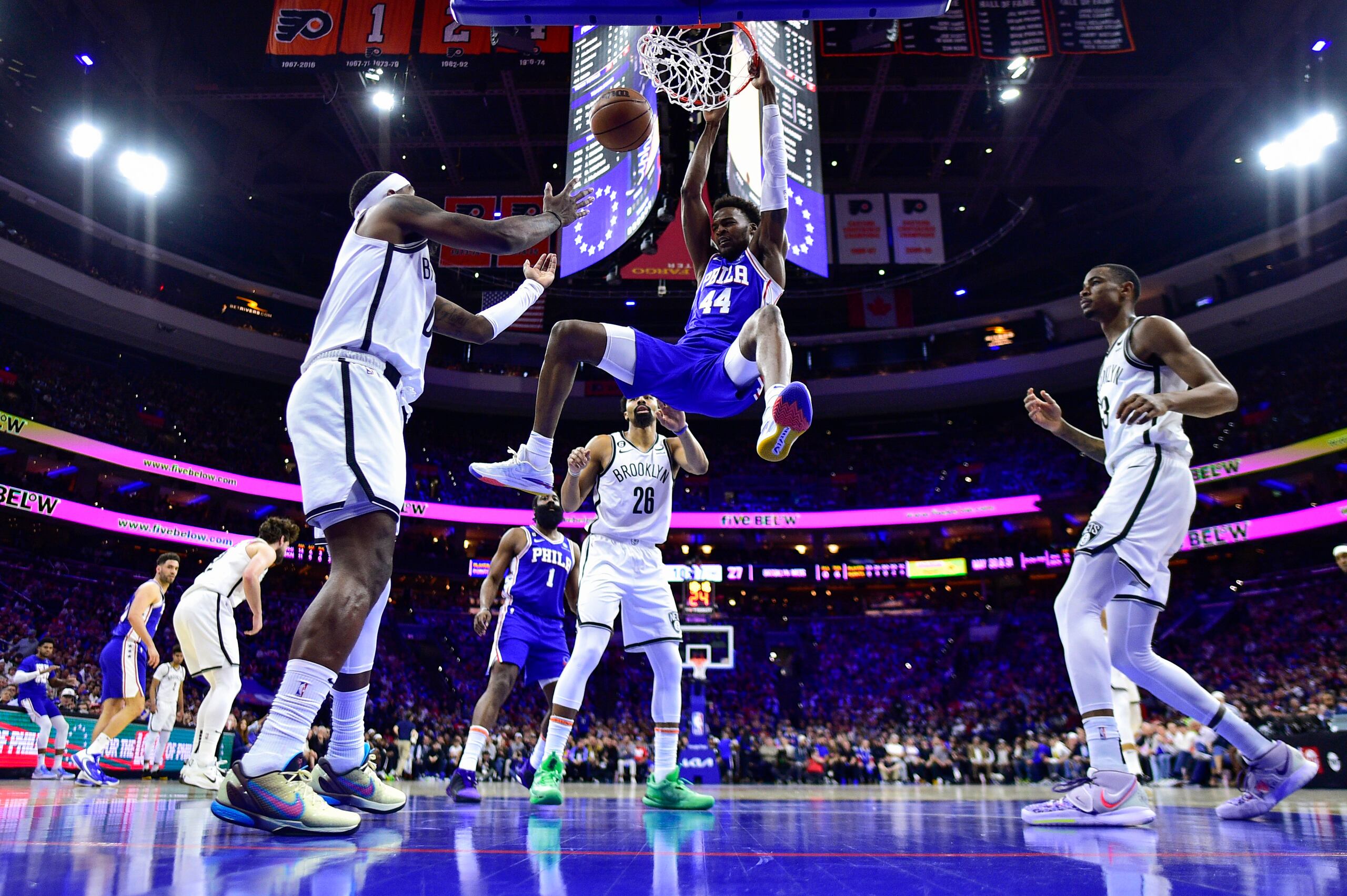 Paul Reed (44), de los 76ers de Filadelfia, clava el balón en la primera mitad del Juego 2 de la serie de playoff de primera ronda del baloncesto de la NBA en contra de los Nets de Brooklyn.