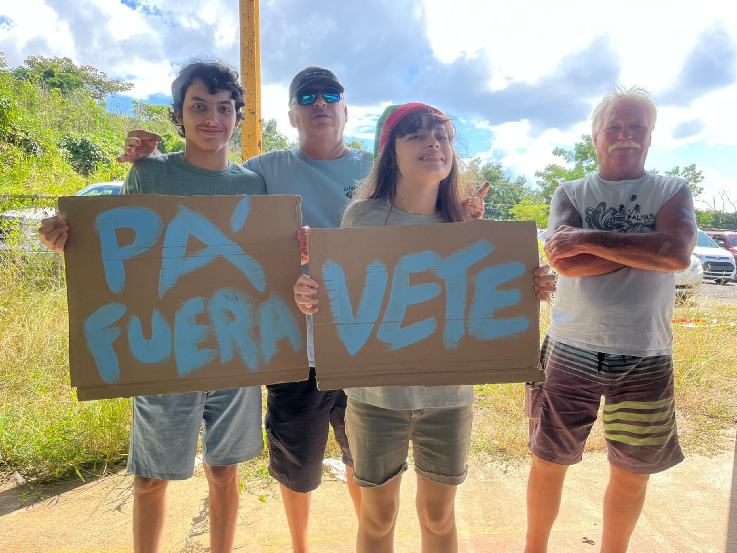 Jóvenes y adultos asistieron a la conferencia de prensa en la cancha de baloncesto en playa Las Marías para exigir el cierre de The Beach House, negocio señalado por construir pozo séptico ilegal en terrenos del gobierno, provocando el desecho de aguas usadas en distintas partes del municipio.