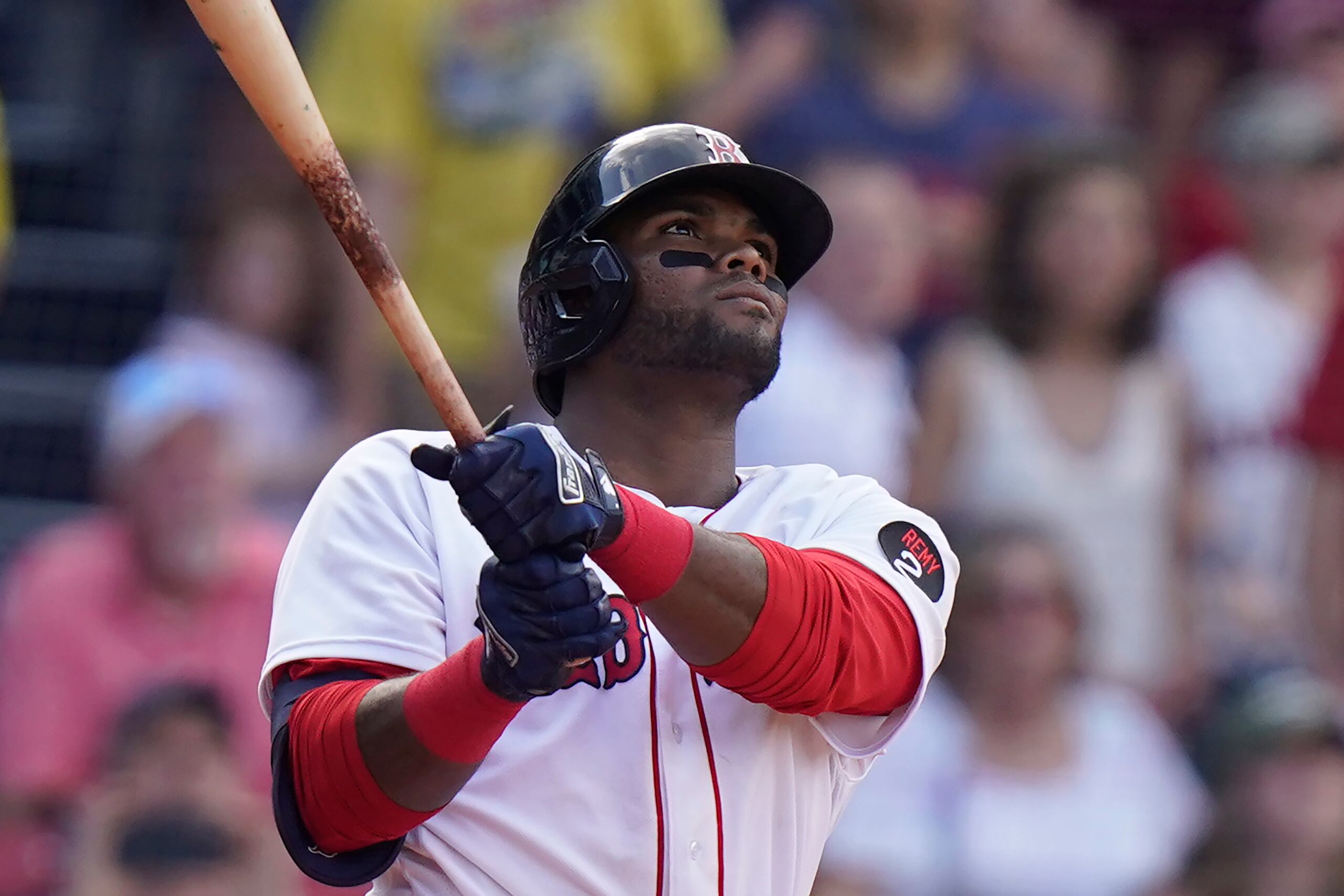 El dominicano Franchy Cordero, de los Red Sox de Boston, observa la trayectoria de su grand slam contra los Marineros de Seattle, en la 10ma entrada del partido en Boston.