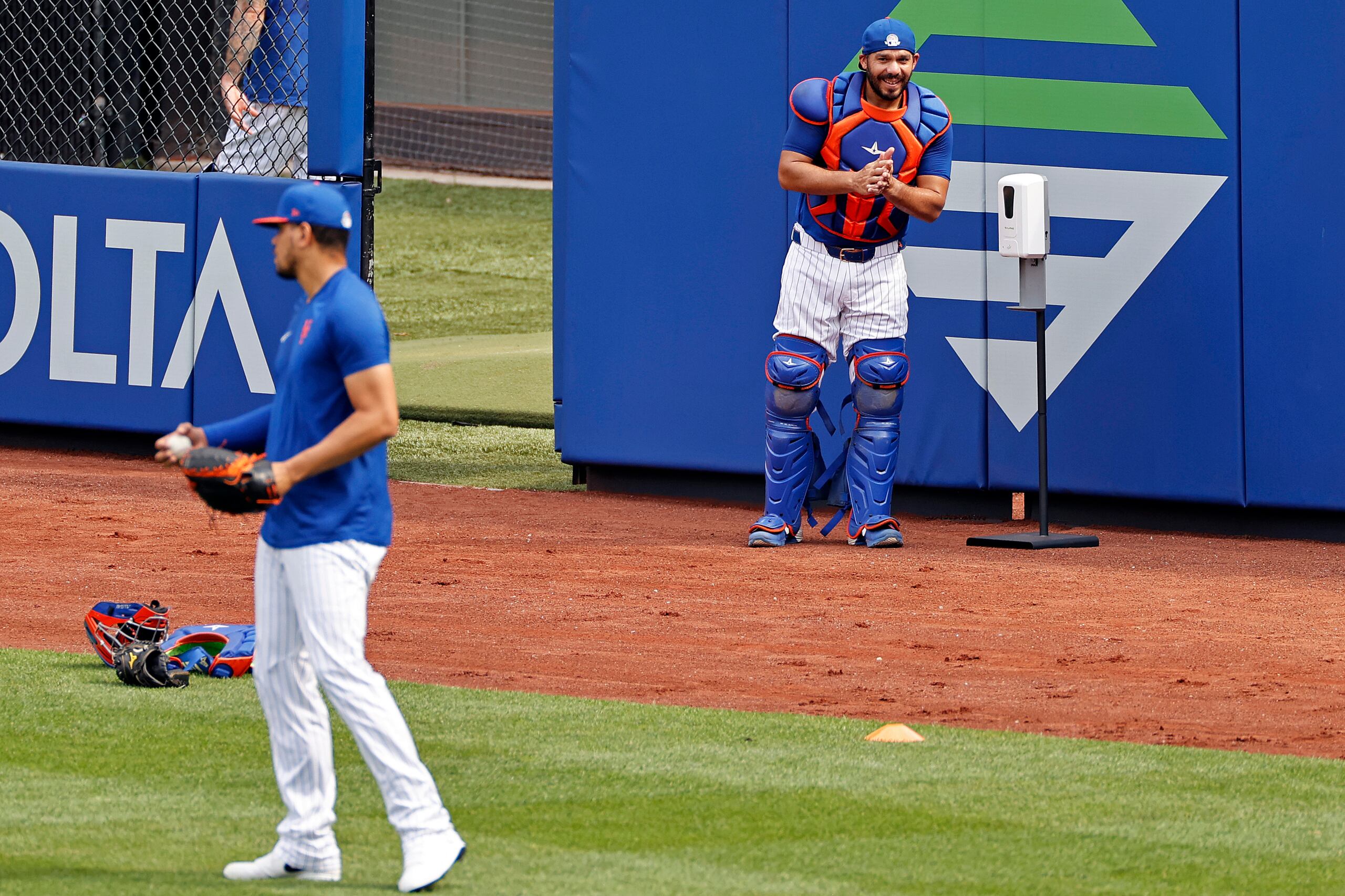 El receptor de los Mets René Rivera se desinfecta las manos en el Citi Field.