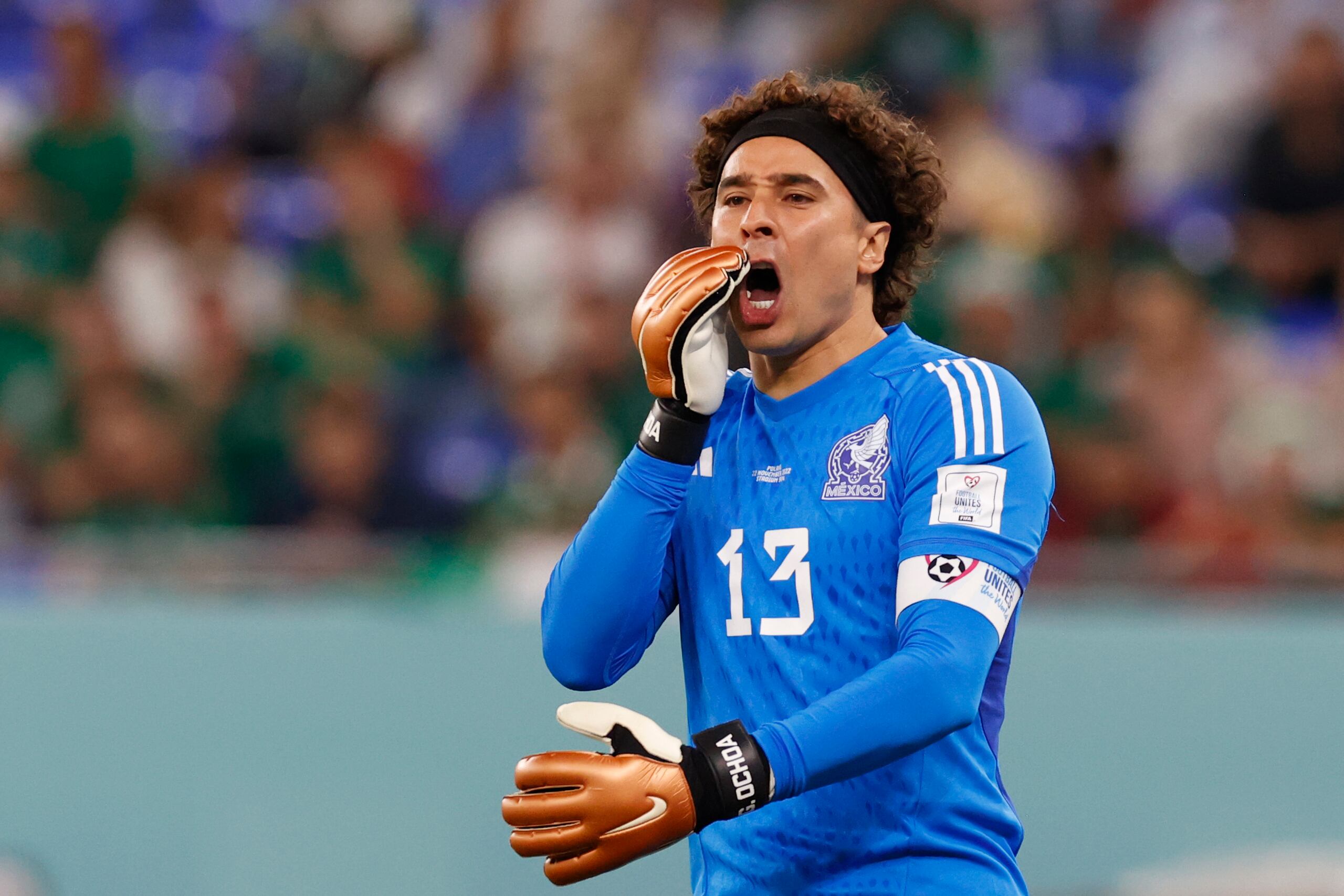 Guillermo 'Memo' Ochoa comunica con sus compañeros de equipo luego de atajar para México un penal del estrella polaco Robert Lewandowski en el partido de este martes en Qatar 2022.