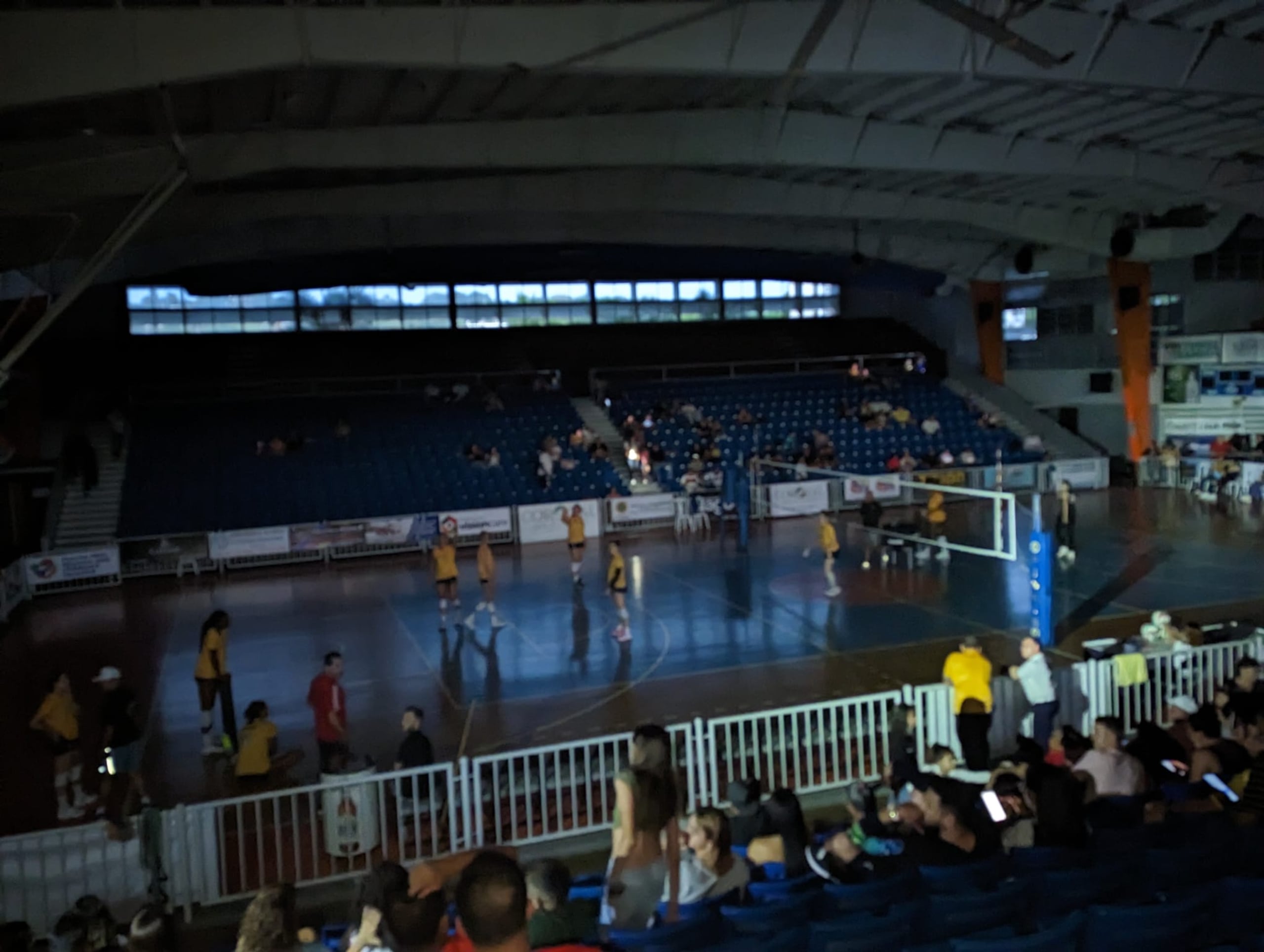 Así de apagada lucía a las 7:00 p.m. la cancha Carmen Zoraida Figueroa para el reasignado primer set del segundo juego de la serie final del Voleibol Superior.