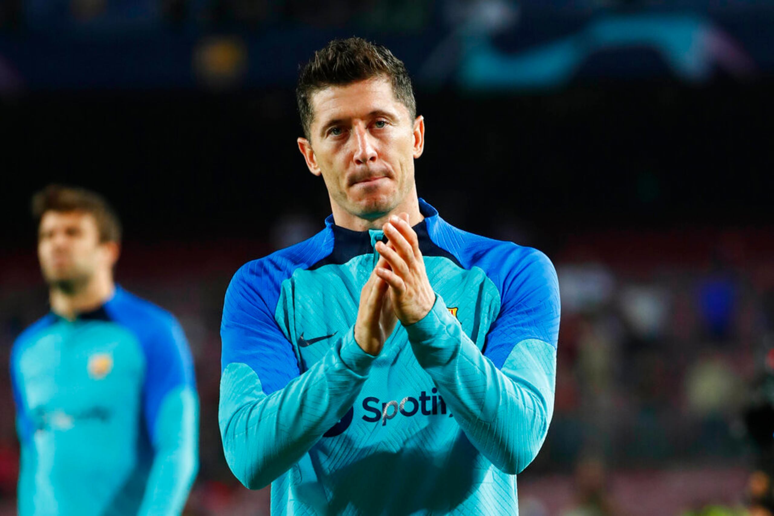 El polaco Robert Lewandowski, del Barcelona, aplaude a los aficionados tras la goleada que sufrió su equipo ante el Bayern Múnich en la Liga de Campeones.