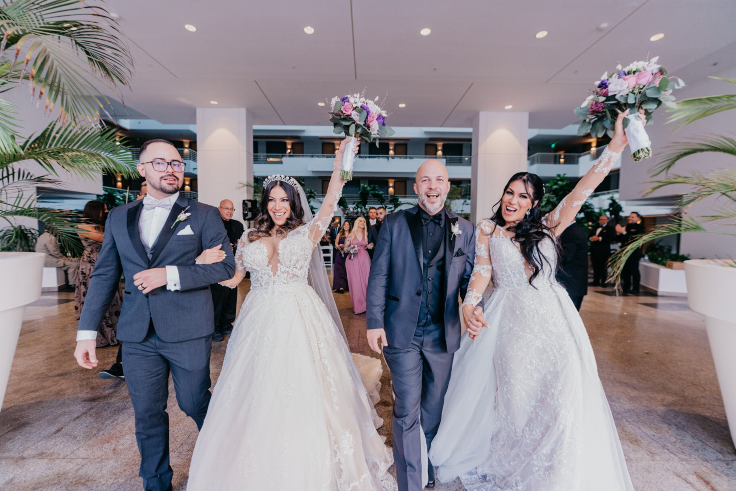 Saritza Alvarado, a la derecha, y su hermana Zuleika, decidieron por vestidos exclusivos de D’Royald Bride.  (Foto por: Diana Wedding Photography)