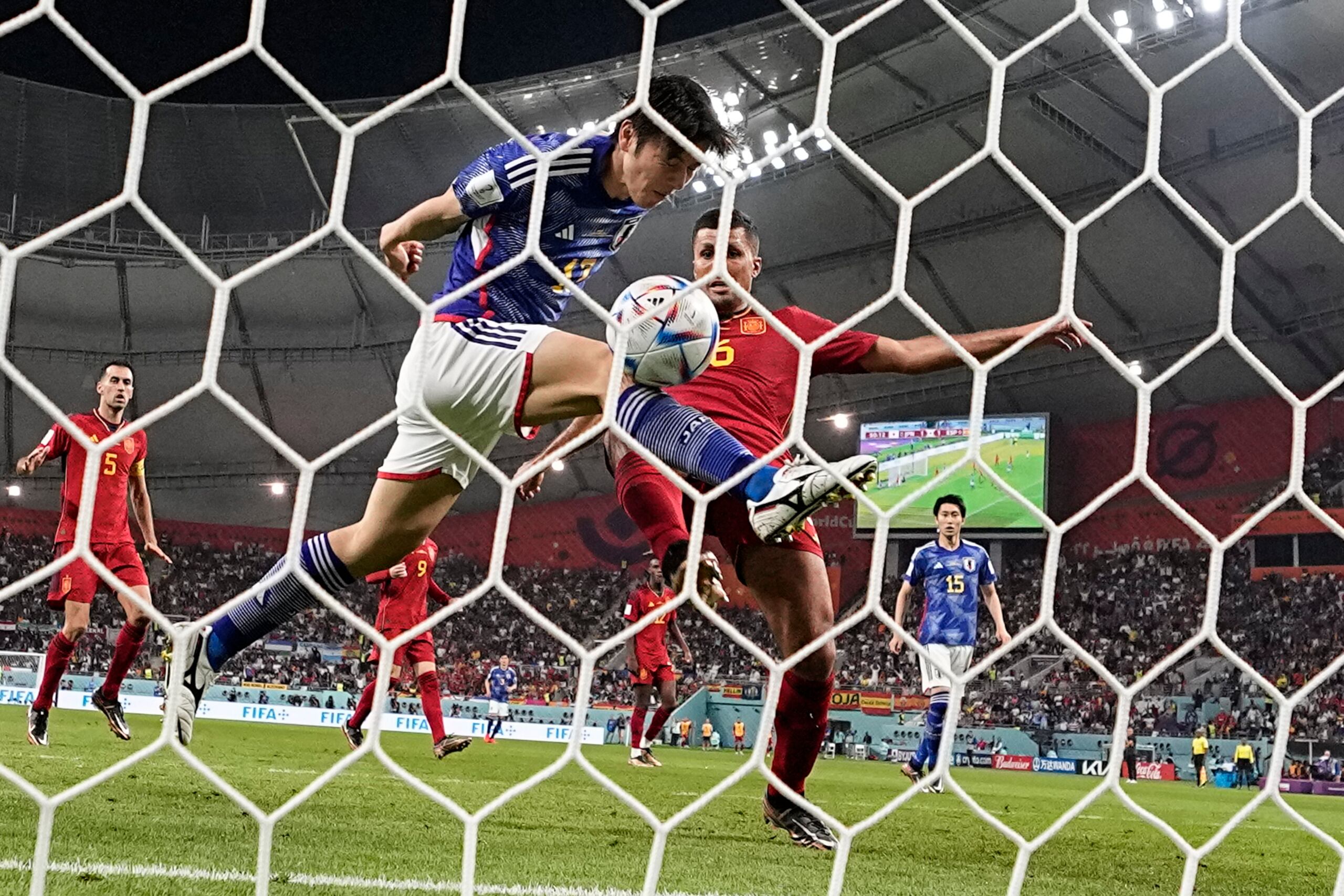 Ao Tanaka anota el segundo gol de Japón ante España en el partido por el Grupo E del Mundial este jueves.