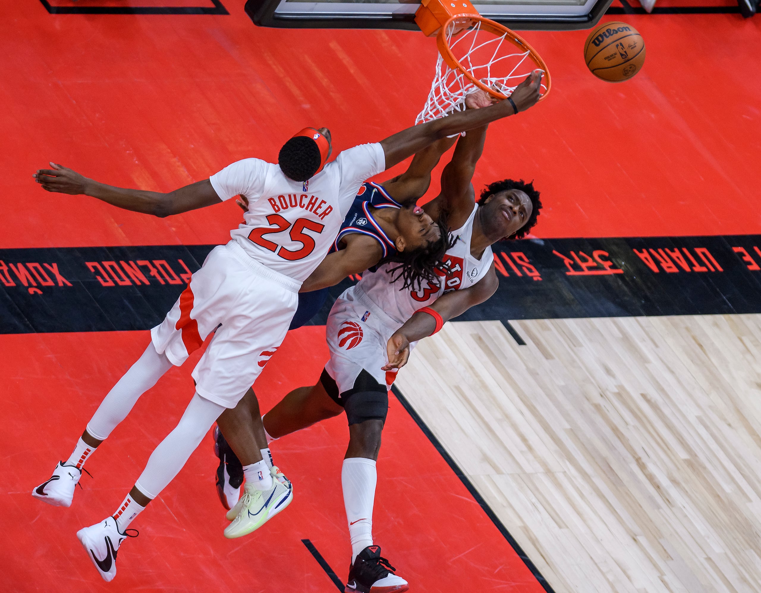 Tyrese Maxey, al centro, de los Sixers de Filadelfia, batalla contra Chris Boucher (25) y OG Anunoby, de los Raptors de Toronto, durante el cuarto encuentro de su serie de primera ronda del sábado.