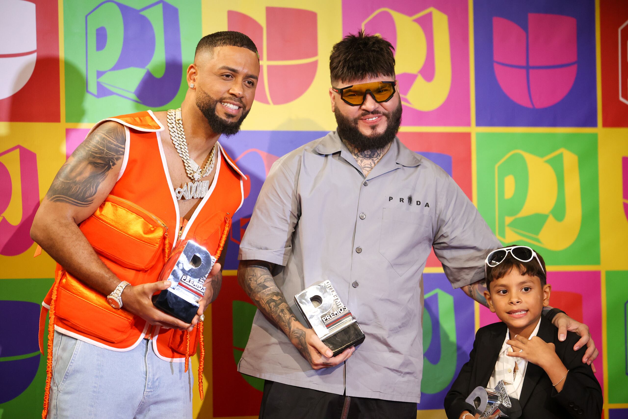 DJ Adonis y Farruko, quien estuvo acompañado de su hijo, fueron algunos de los artistas reconocidos en la ceremonia que celebra la música latina.