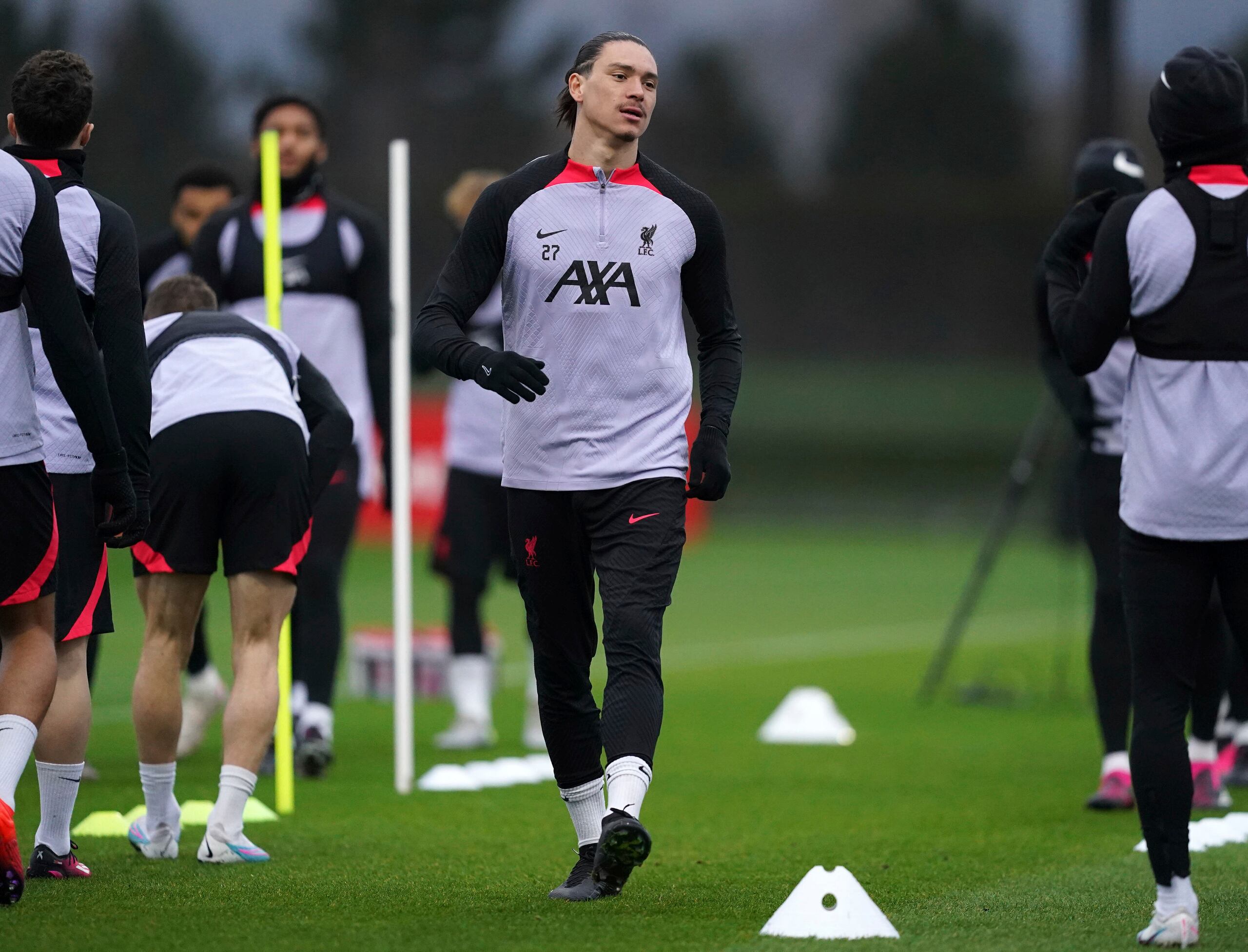 El delantero Darwin Núñez participa de un entrenamiento de Liverpool, el lunes 20 de febrero de 2023, previo al partido contra el Real Madrid por la Liga de Campeones. (Martin Rickett/PA vía AP)