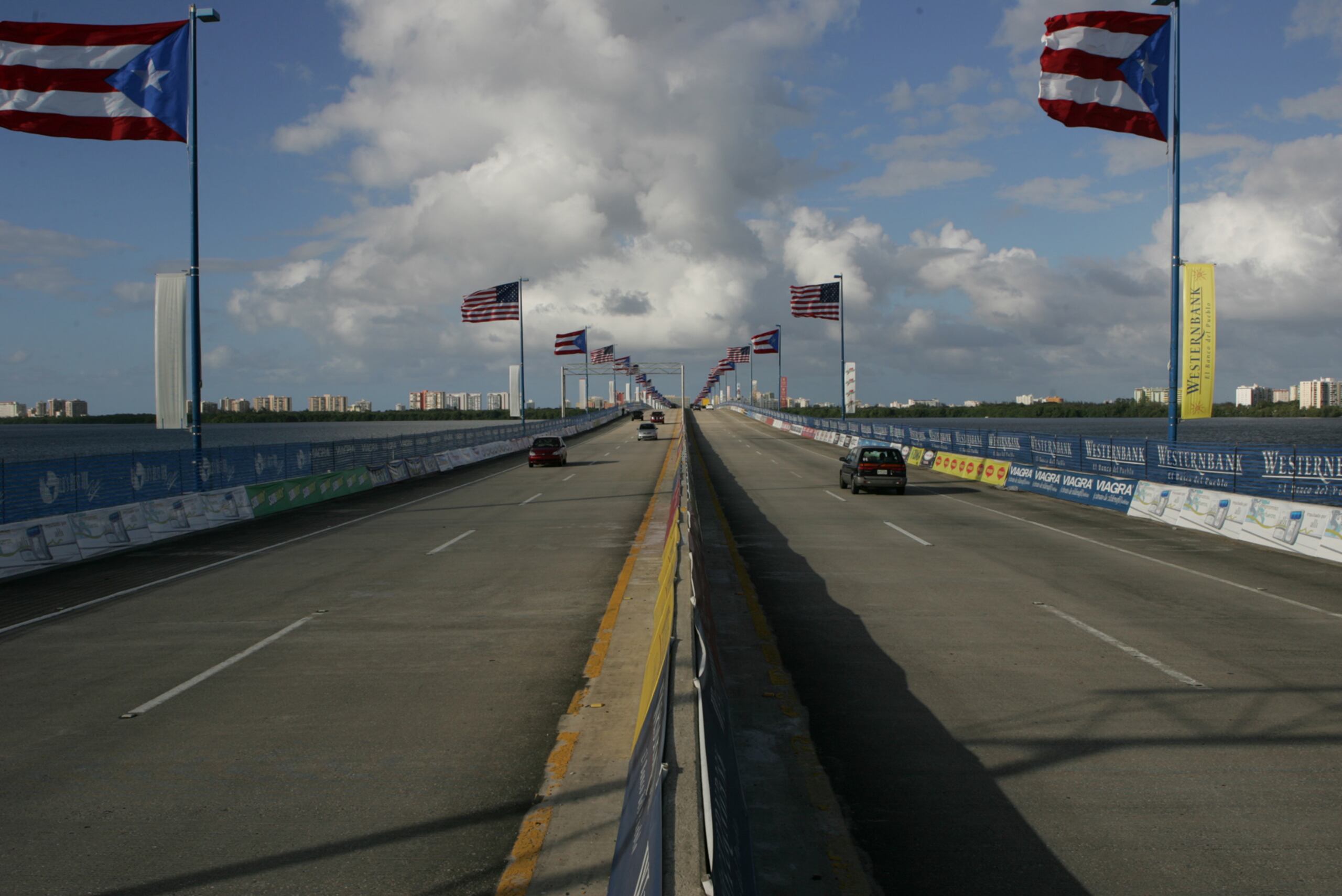 El desgarrador accidente se reportó a las 12:10 de la madrugada de hoy en el puente Teodoro Moscoso, en dirección de San Juan a Carolina.