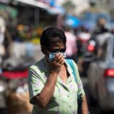 El temor lleva a muchos latinos a enfrentar al COVID-19 en sus casas 