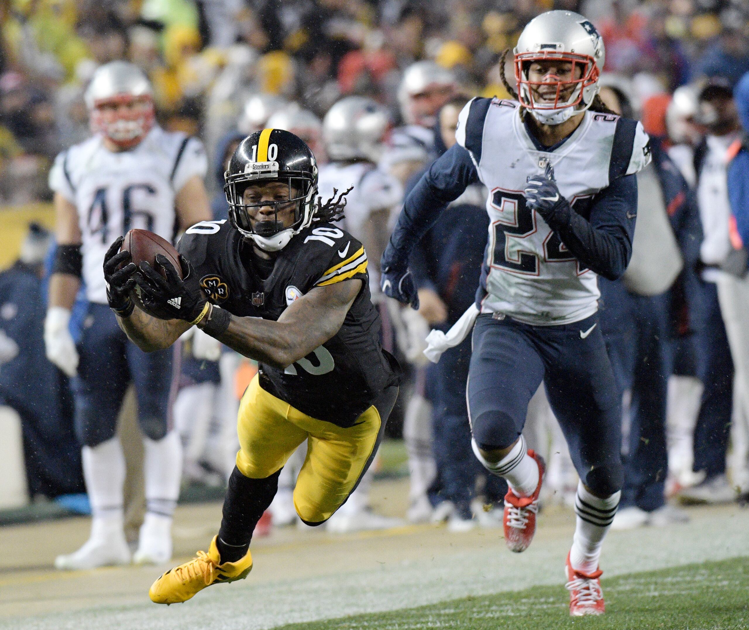 El jugador defensivo de los Patriots, Stephon Gilmore (24), a la derecha, dio positivo a COVID-19, según informó Sports Illustrated.