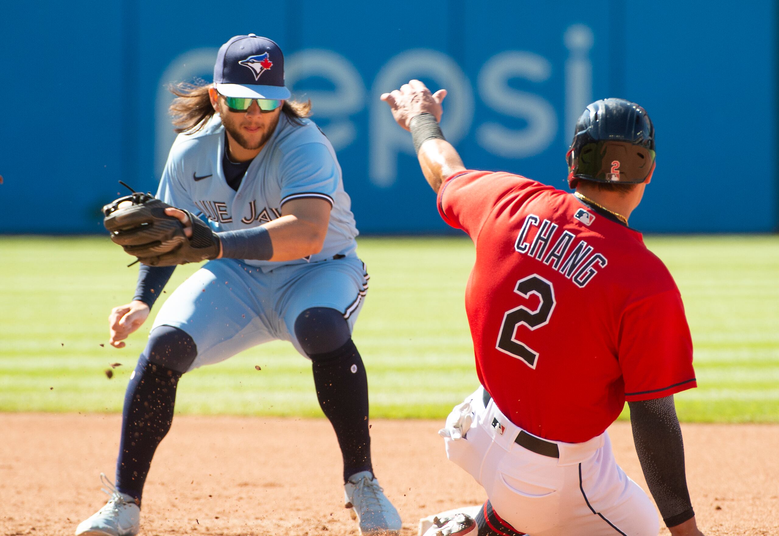 Yu Chang, de los Indians, es forzado en segunda base por Bo Bichette, de Toronto, durante el primer de un doble encuentro entre estos dos equipos.