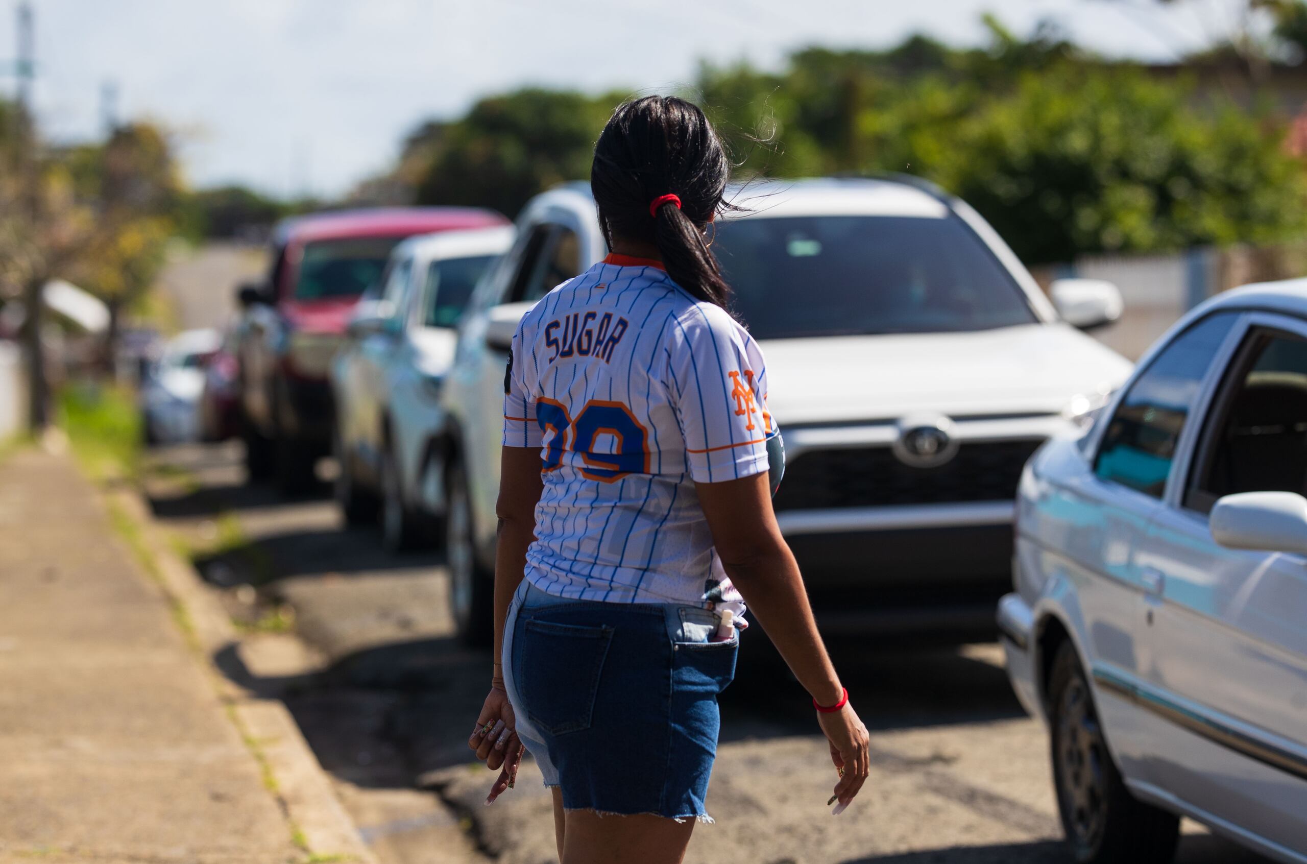 La fila de autos espera llegar al lugar frente al parque de pelota de Daguao para que Edwin 'Sugar' Díaz le hiciera entrega de un bulto con artículos escolares en su interior.