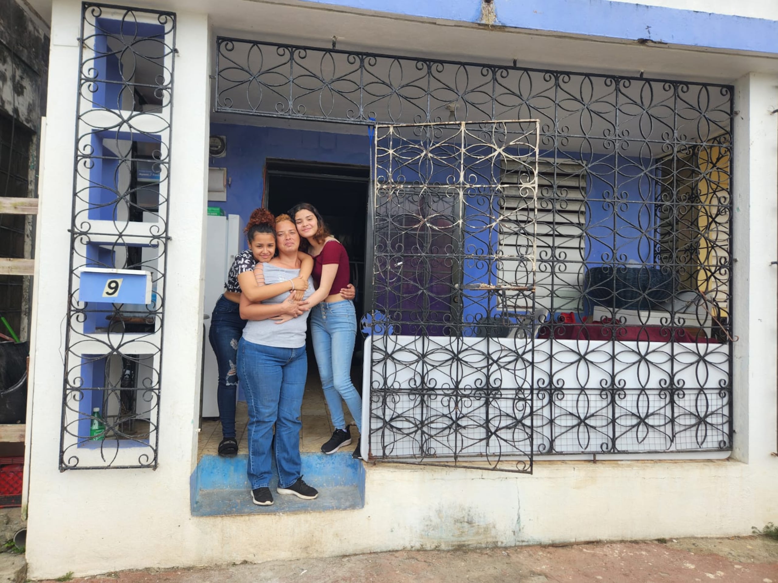 Aixa Salgado, junto a sus hijas Yetzania y Tamilca, buscan la manera de salir hacia adelante.