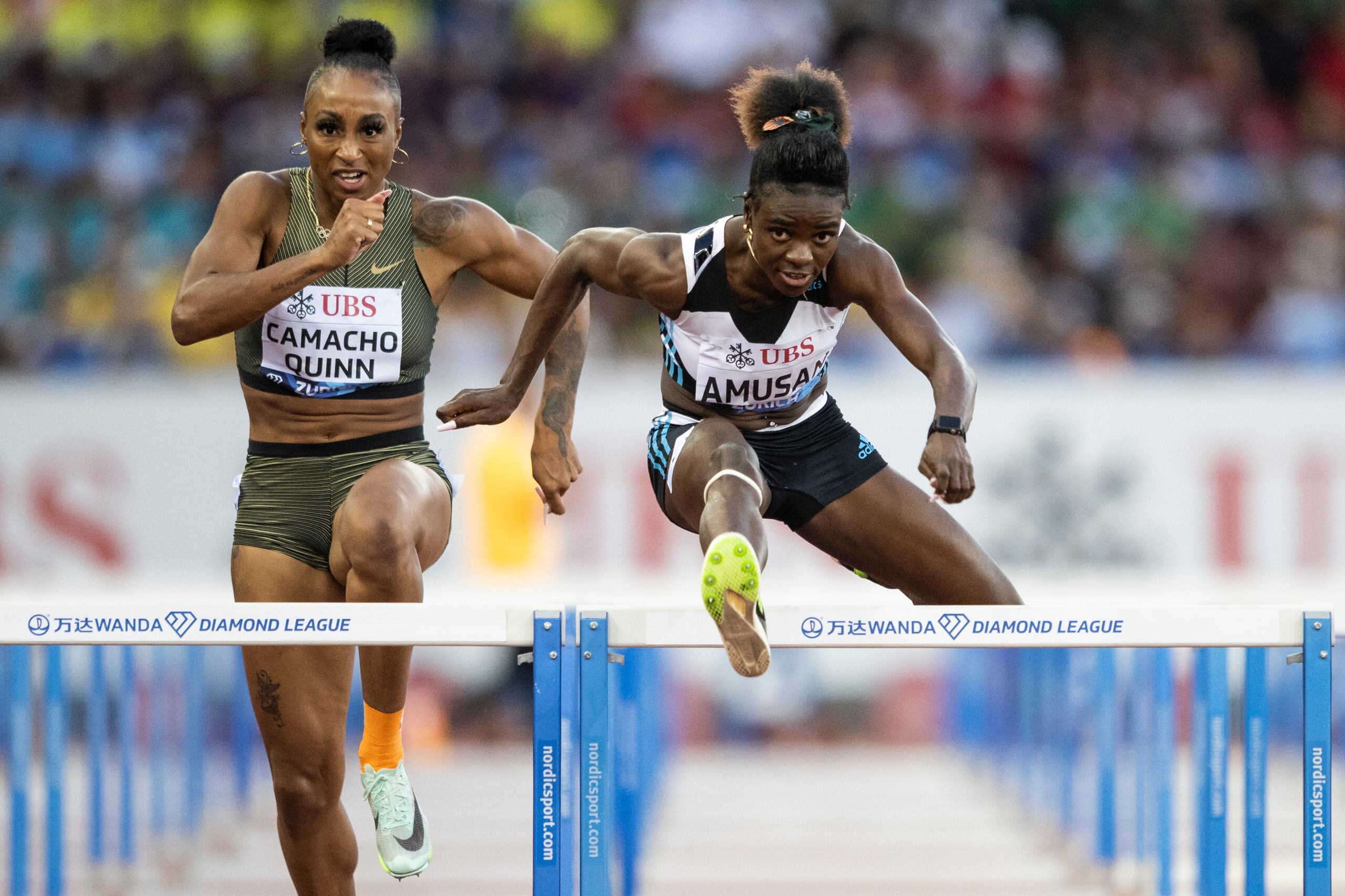 Tobi Amusan salta con evidente ventaja una valla camino hacia ganar el campeonato de la Liga Diamante.