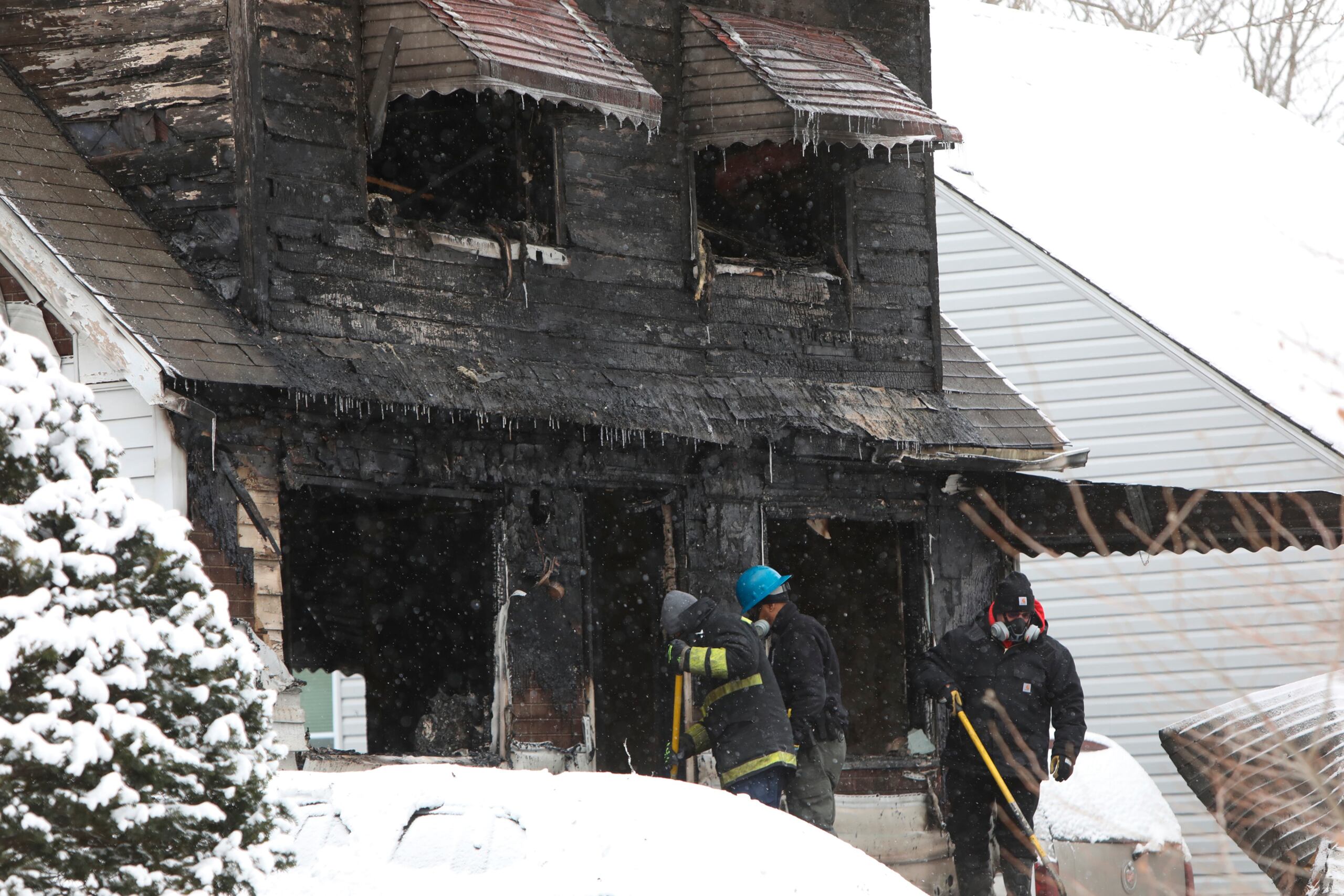 Los socorristas inspeccionan la escena de un incendio en una casa en Detroit.