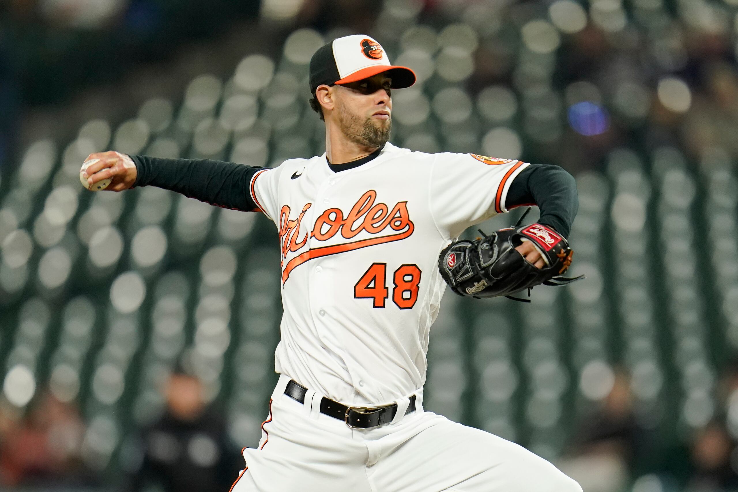 Jorge López, quien fue convertido de abridor a relevista con los Orioles de Baltimore, ha tenido un buen año en el terreno, pero unos mejores mementos de felicidades junto a su familia.