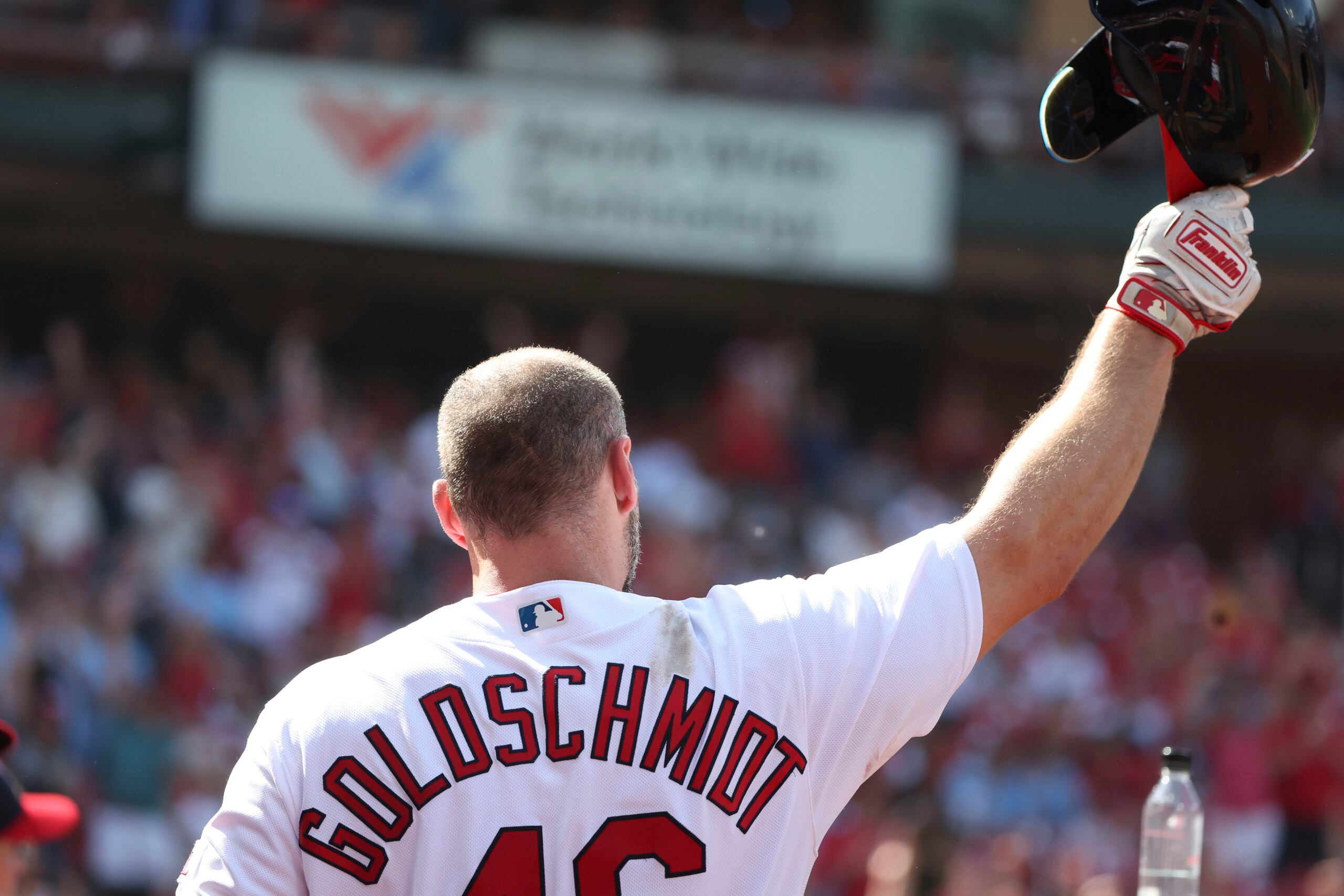 Paul Goldschmidt, de los Cardinals de San Luis, agradece la ovación de los fanáticos después de su tercer cuadrangular del partido.