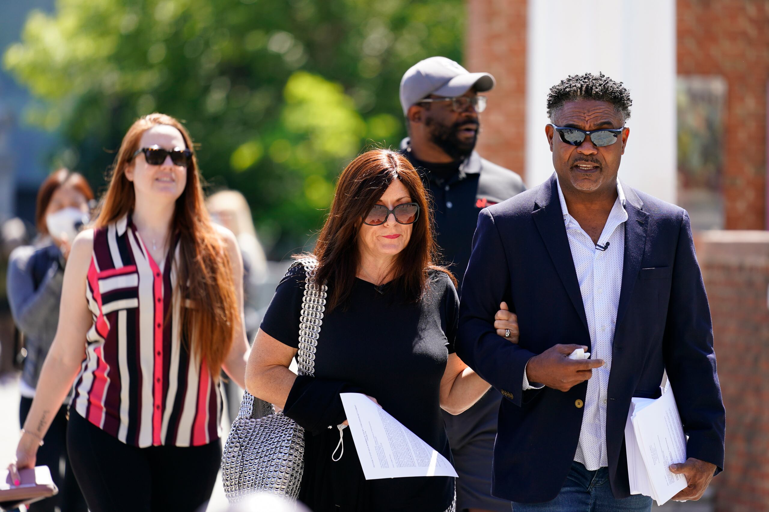 El exjugador de la NFL Ken Jenkins y Clarence Vaughn III junto a sus esposas llevan decenas de miles de peticiones pidiendo igualdad en el tratamiento de los involucrados en la indemnización por el caso de conmociones. (AP Foto/Matt Rourke, Archivo)