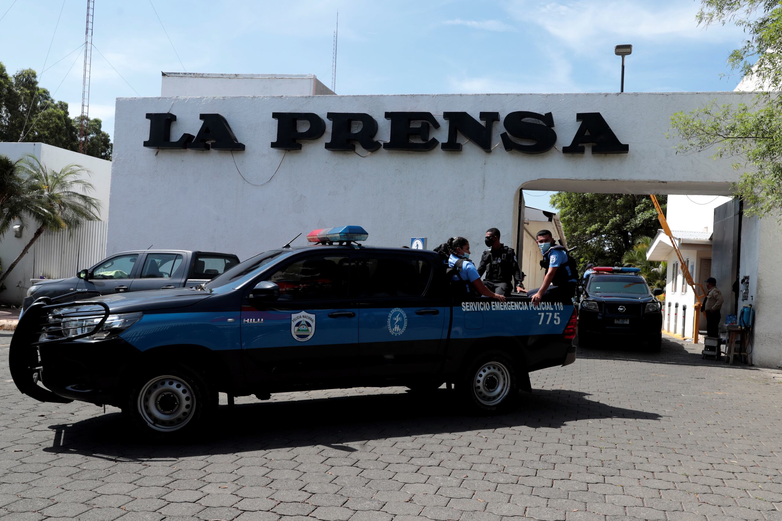 Miembros de la policía permanecen en la entrada de una propiedad de la Editorial La Prensa durante un operativo de allanamiento, en Managua (Nicaragua), en una fotografía de archivo. EFE/Jorge Torres
