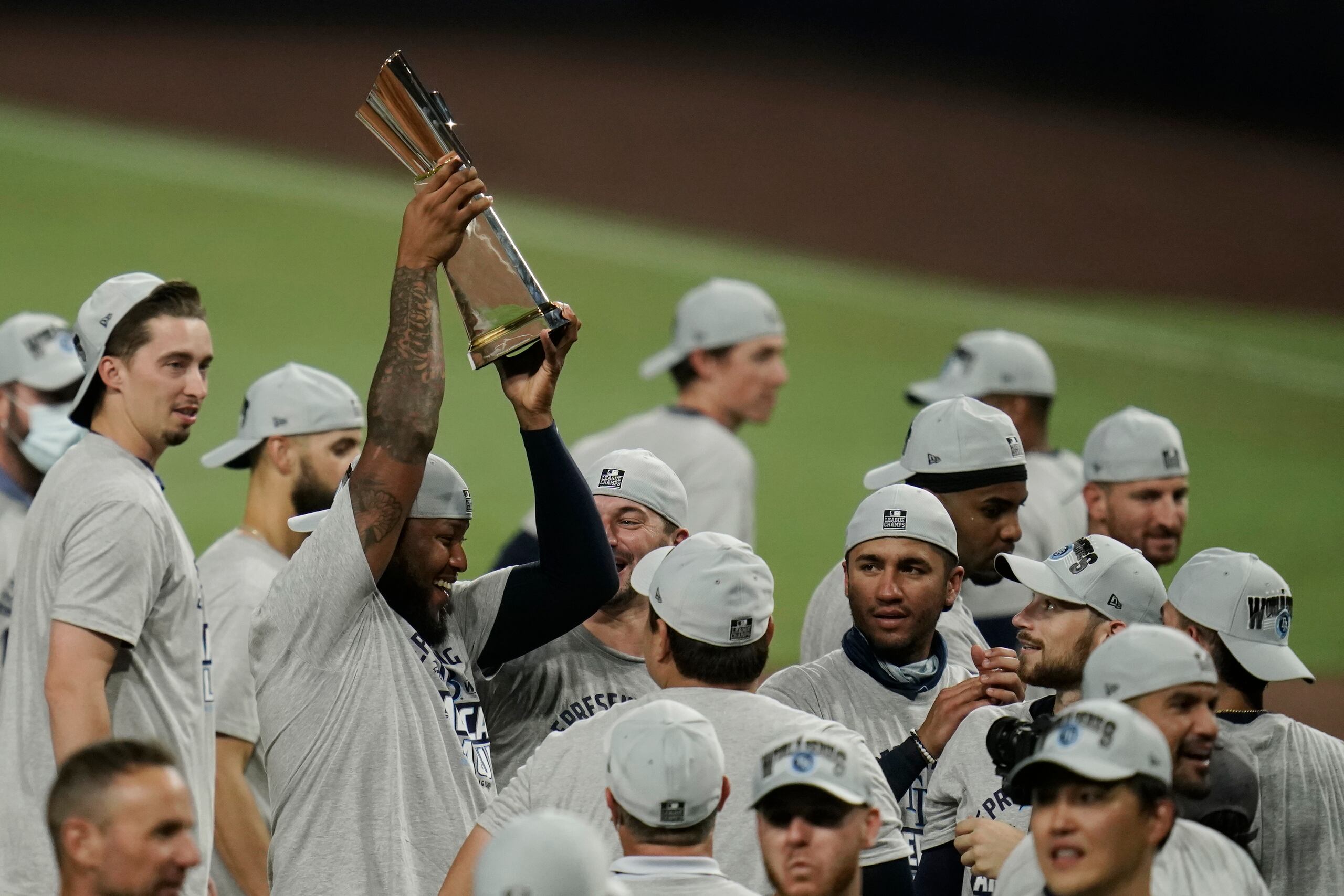 El cubano Yandy Díaz sostiene el trofeo de la Liga Americana durante la celebración de los Rays.