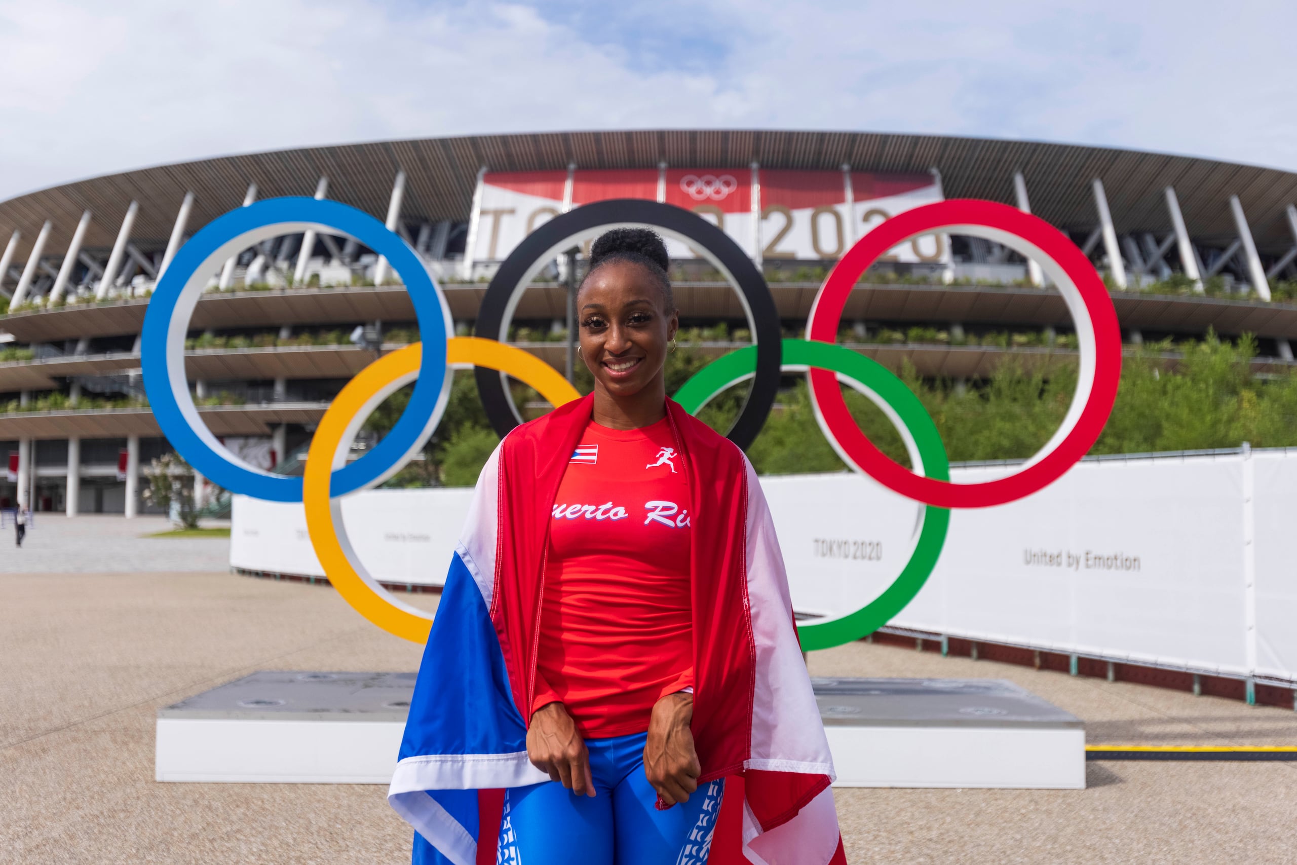 Un día después de su histórica medalla de oro, Camacho Quinn posó para GFR Media frente al Estadio Olímpico de Tokio.