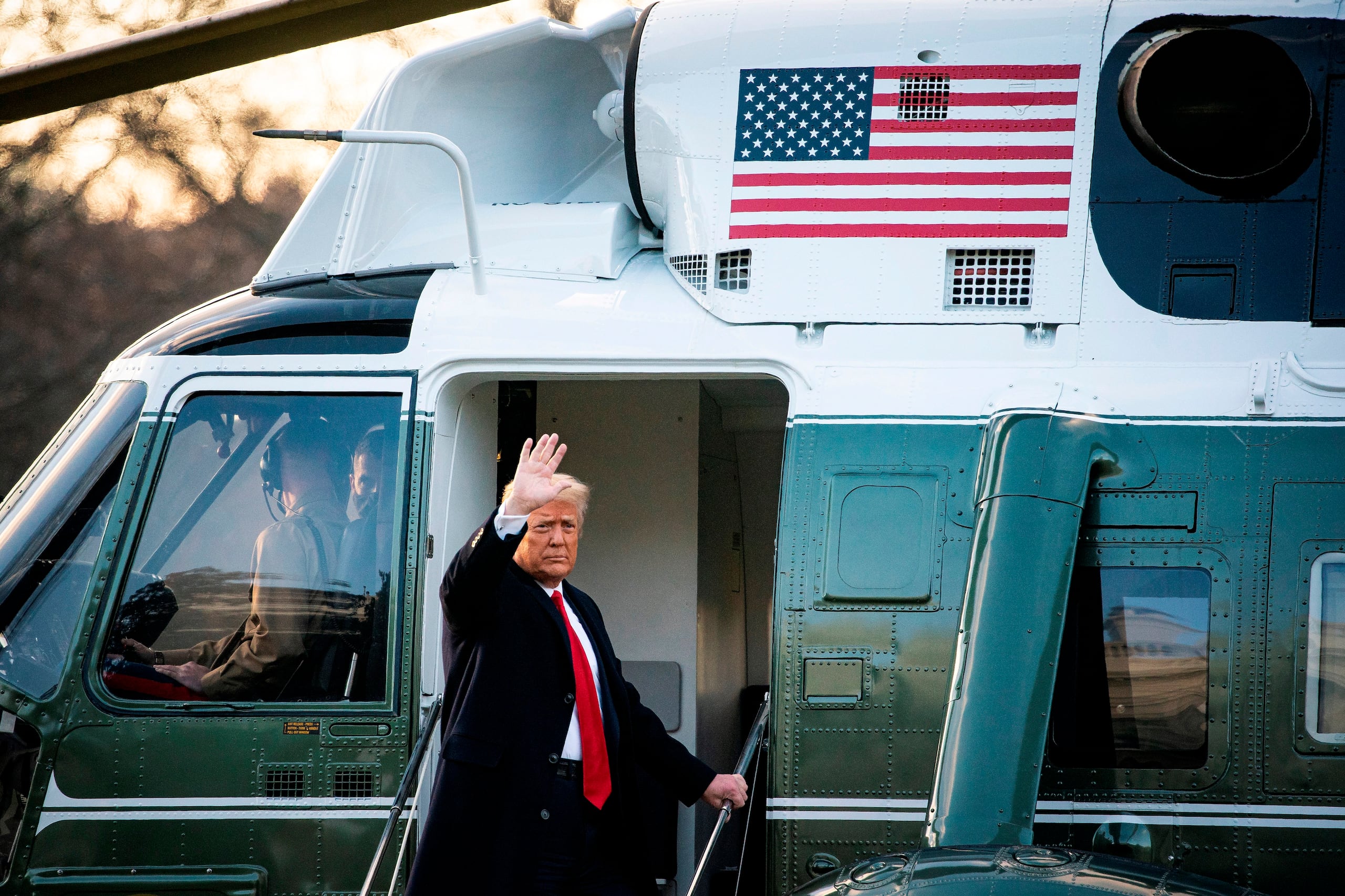 El presidente de los Estados Unidos, Donald J. Trump, sube al Marine One en el jardín sur después de salir de la Casa Blanca por última vez.