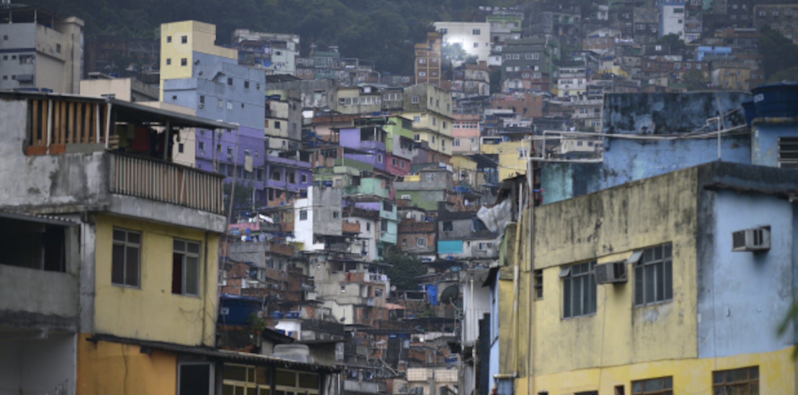 La favela La Rocinha, en un cerro al sur de Río de Janeiro, recibirá el dinero de la multa al nadador James Feigen a través de una ONG. (EFE/Fabio Teixeira)
