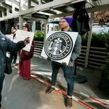 Trabajadores de Starbucks de Estados Unidos organizan primera protesta a nivel nacional